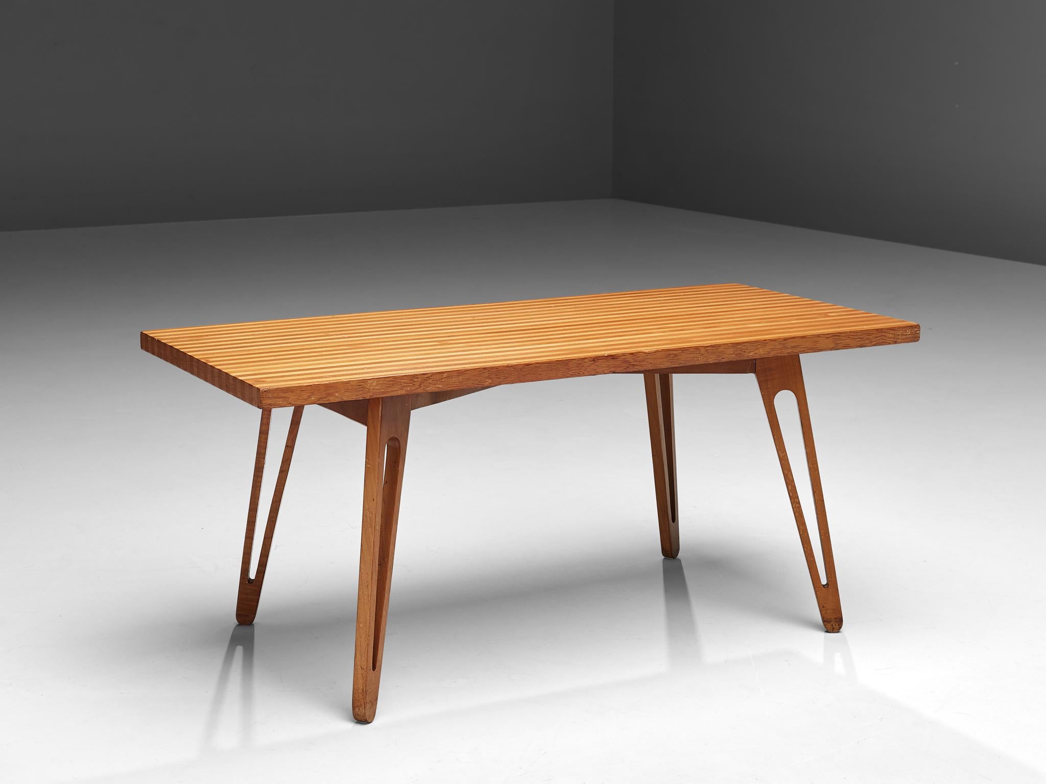 Mesa de centro, fresno, Escandinavia, años 50

Preciosa mesa de centro en fresno con tablero a rayas. Esta mesa presenta un impresionante tablero con rayas dispuestas en paralelo en madera de fresno de dos colores. Los granos naturales aflojan el