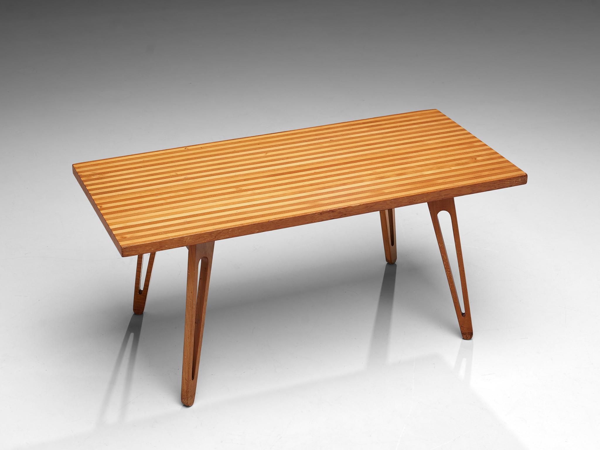 Mesa baja escandinava de fresno con tablero a rayas y patas orgánicas en Bueno estado para la venta en Waalwijk, NL