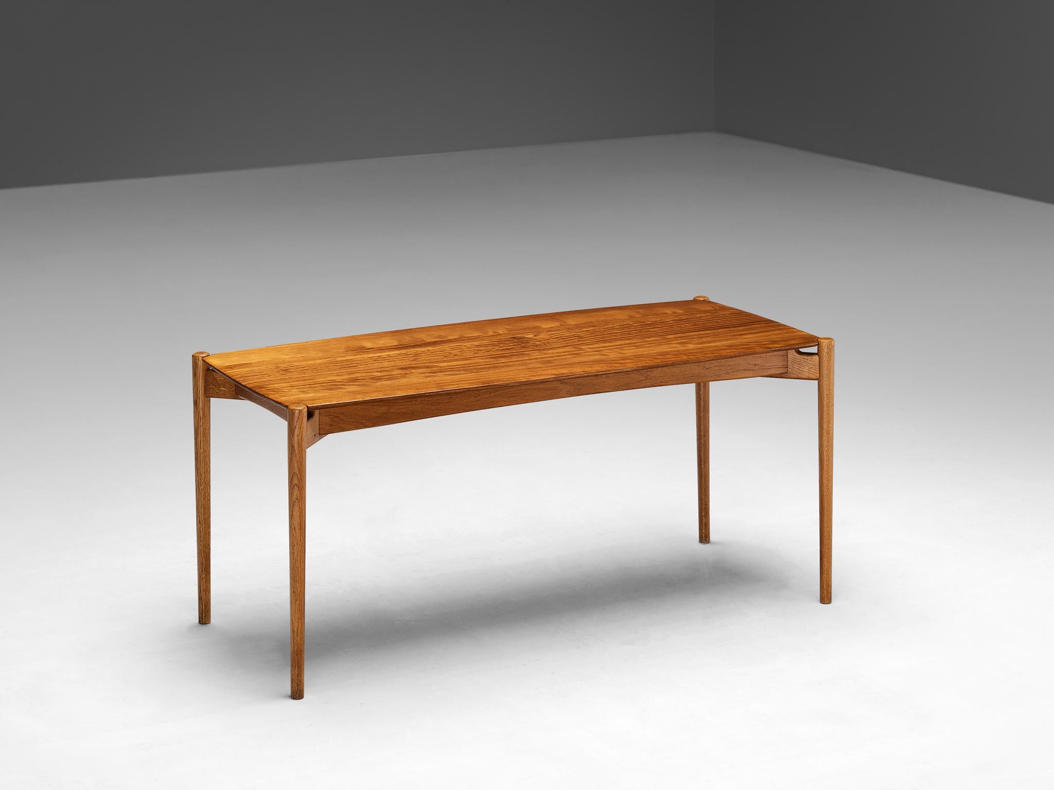 Coffee table, afrormosia, mahogany, Scandinavia, 1960s

Originating from 1960s Scandinavia, this coffee table showcases a dual wood composition in its design. The design shows a strong and solid construction. This is realized by the sharp and clear