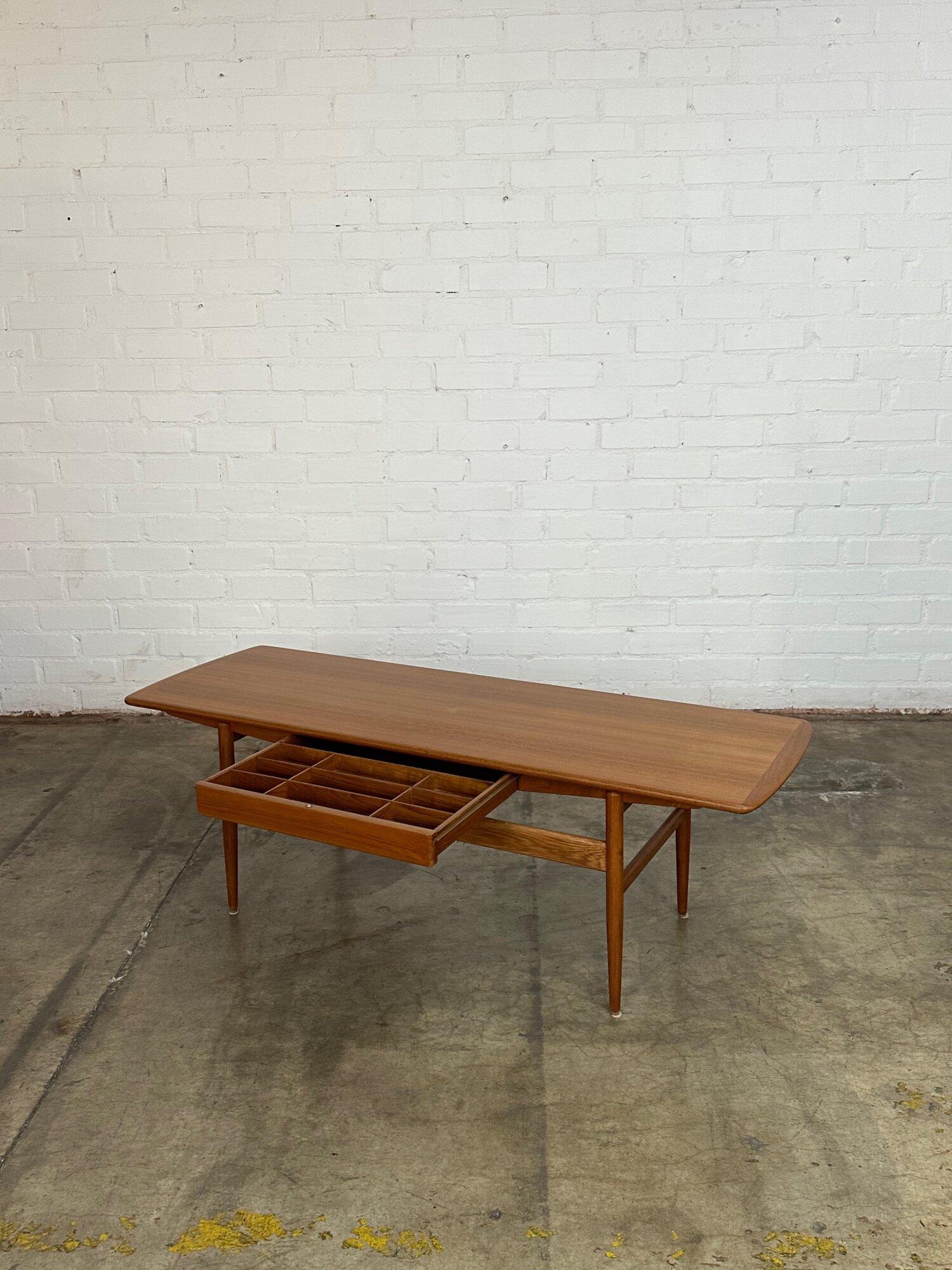 Scandinavian coffee table in teak In Good Condition For Sale In Los Angeles, CA