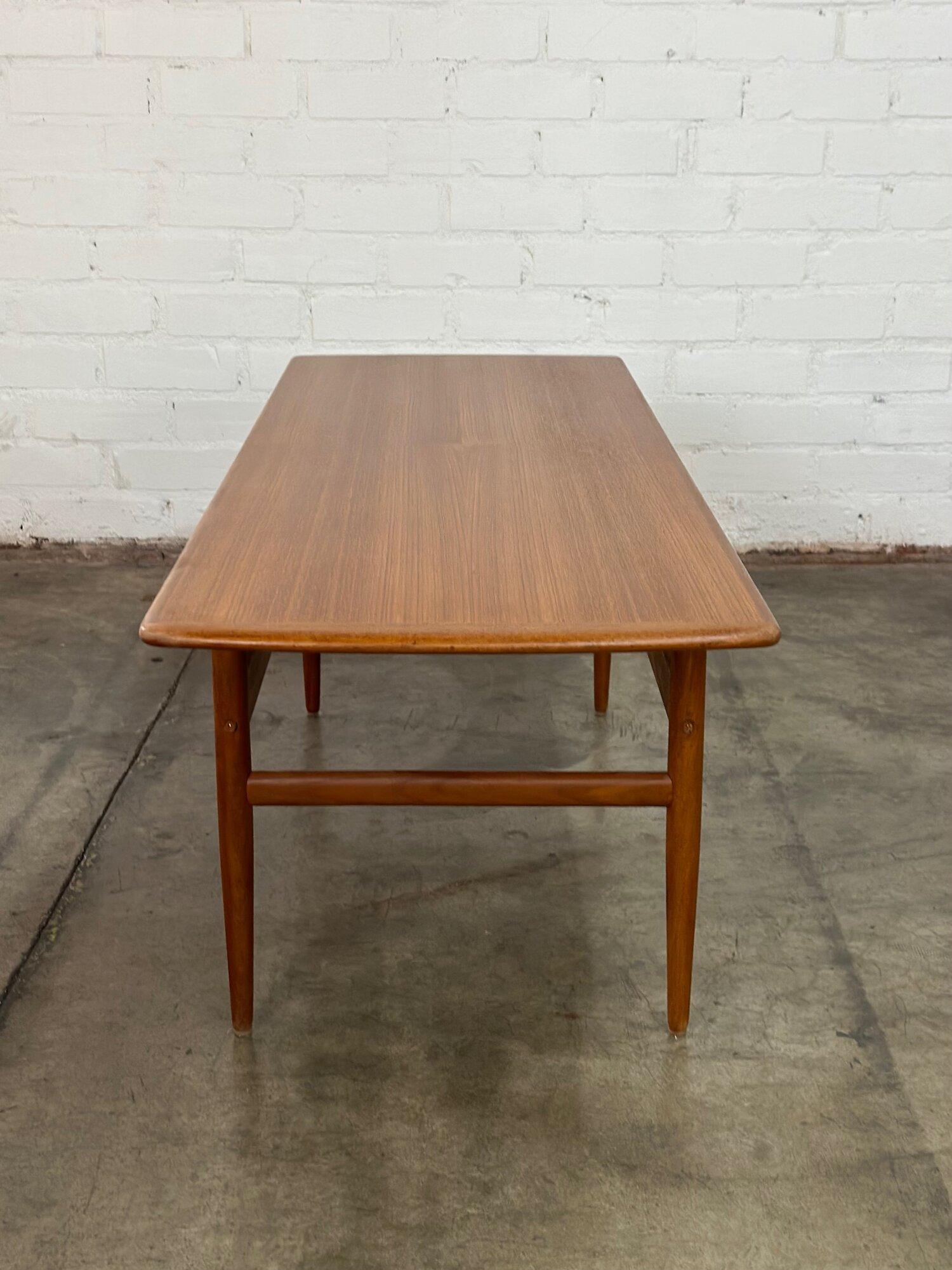 Scandinavian coffee table in teak For Sale 1