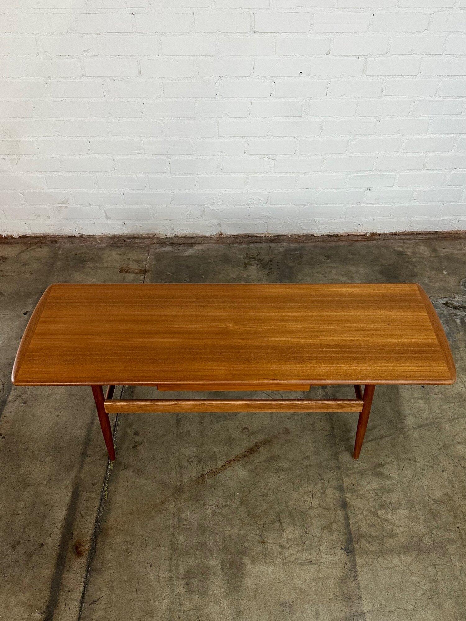 Scandinavian coffee table in teak For Sale 4