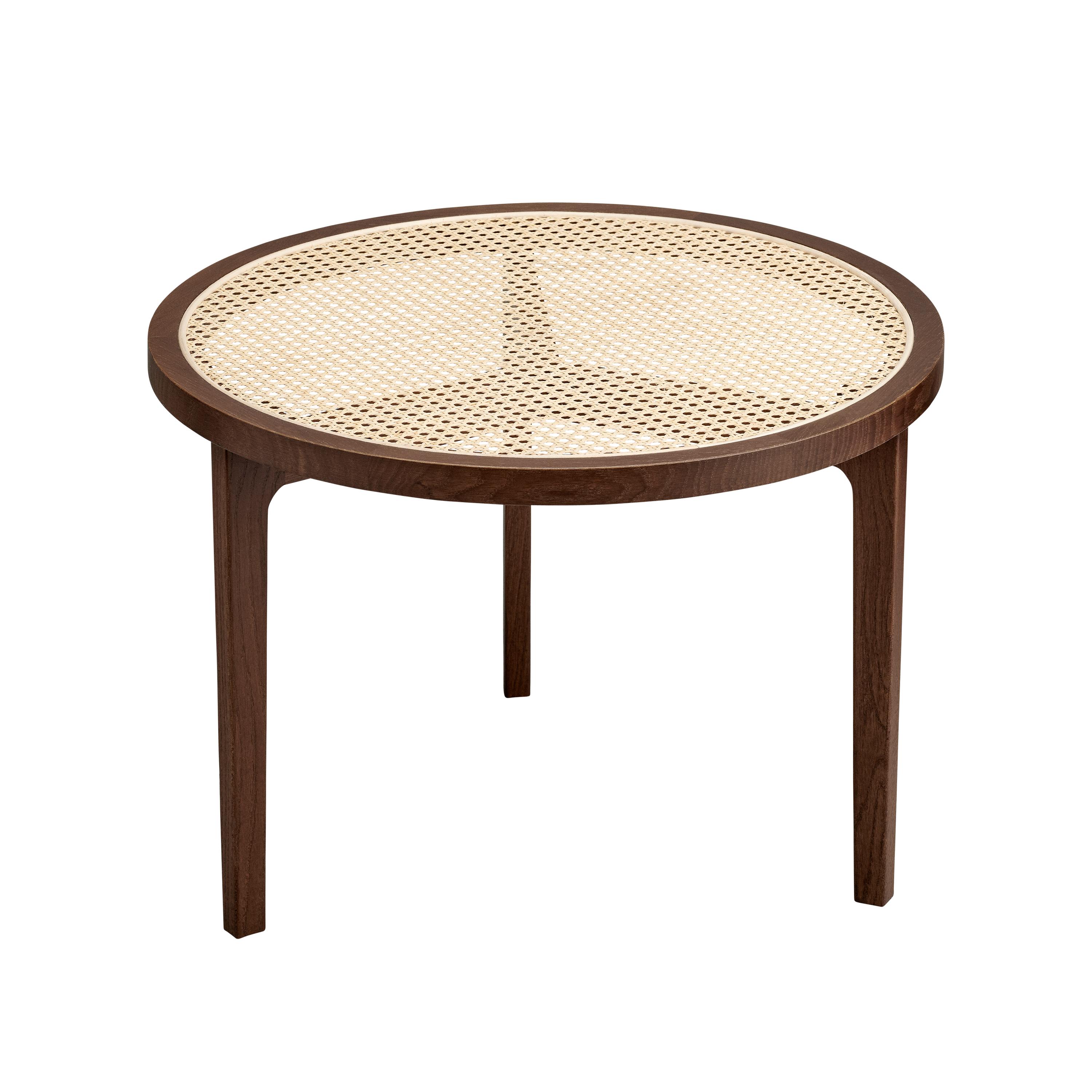 'Le Roi' Couchtisch von Norr11

Abmessungen:
Durchmesser: 60 cm
Höhe: 42 cm

Modell auf dem Bild gezeigt:
Farbe: Eiche dunkel geräuchert
Natürliches französisches Rattan

Der Le Roi Couchtisch ist als Rahmengeometrie aus massiver Eiche konstruiert,