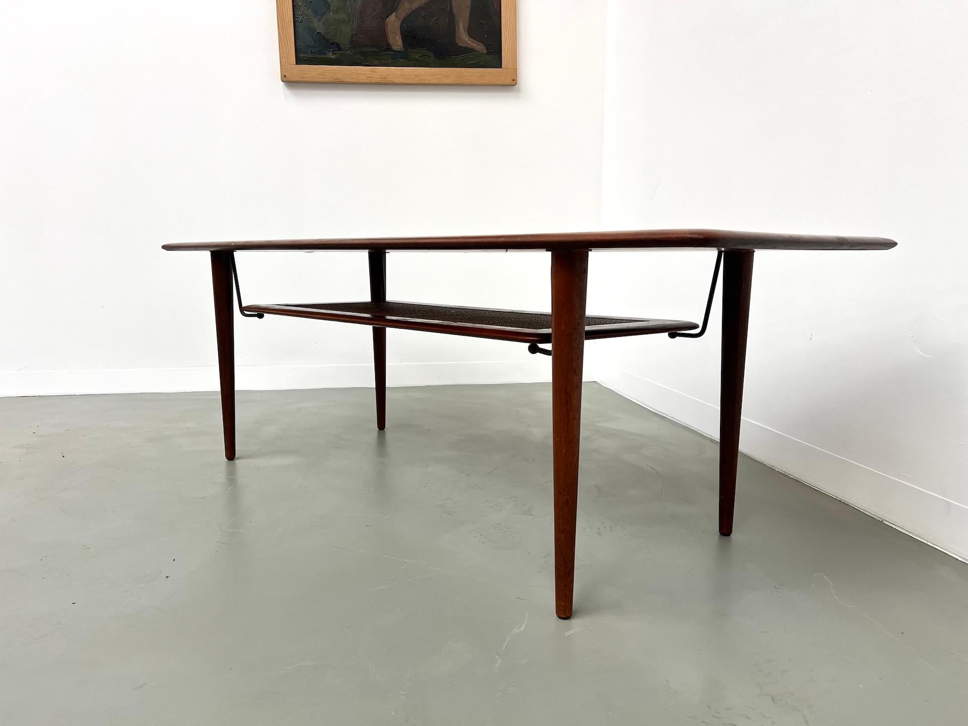 Scandinavian coffee table mod. FD516 - circa 1960 For Sale 4
