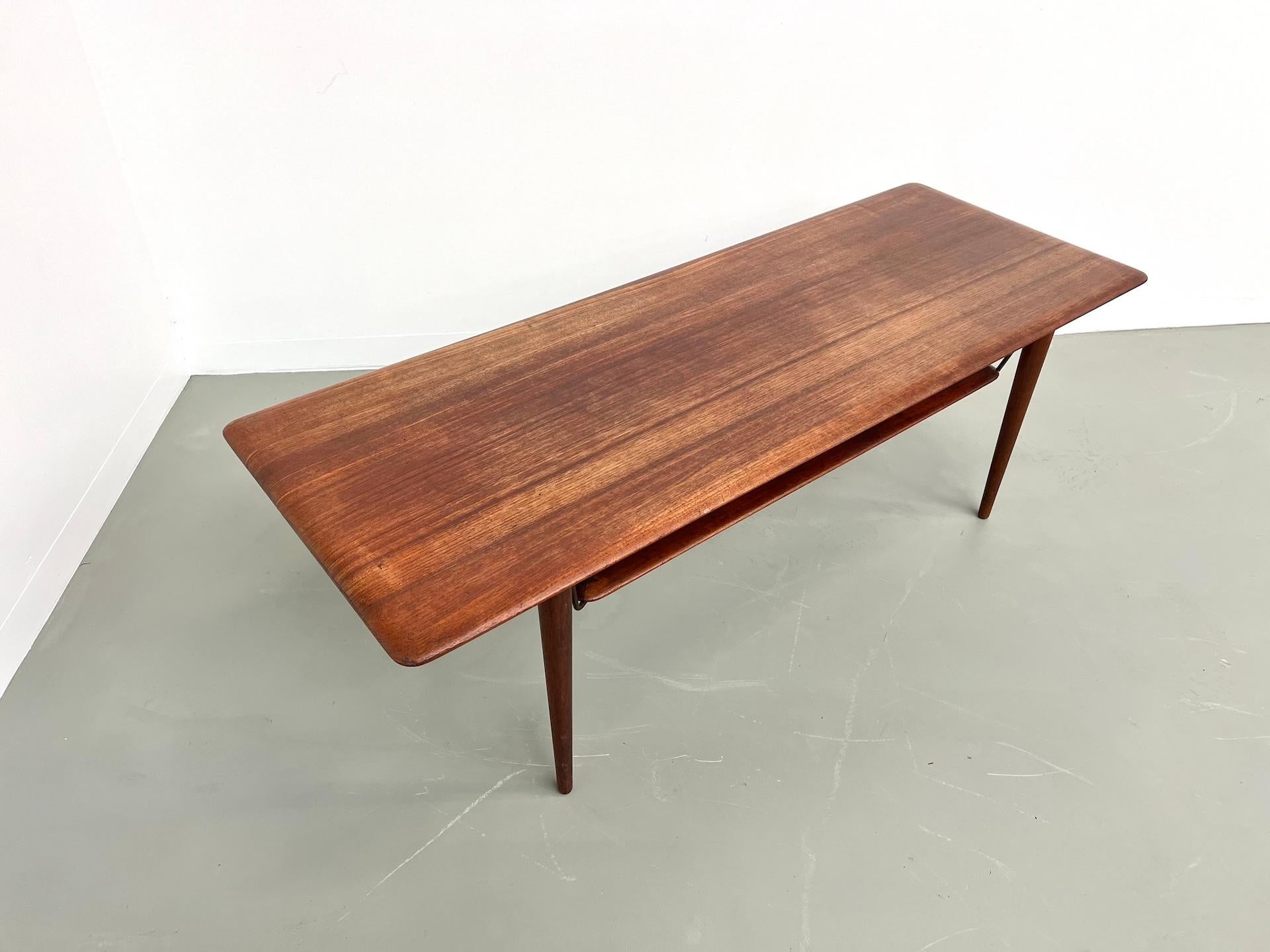 Danish Scandinavian coffee table mod. FD516 - circa 1960 For Sale