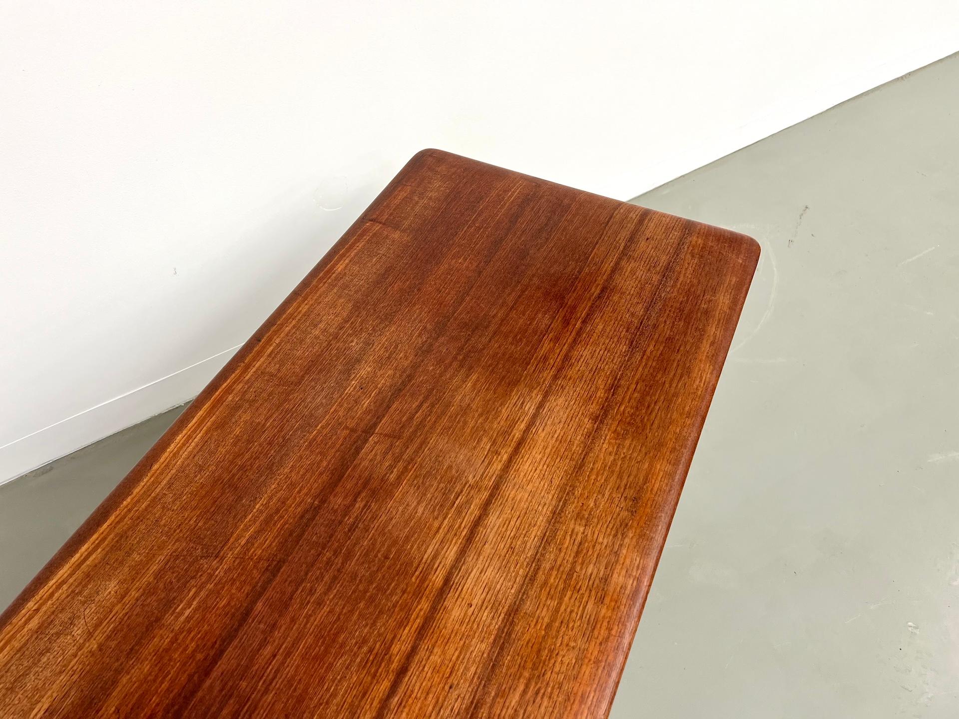 Teak Scandinavian coffee table mod. FD516 - circa 1960 For Sale