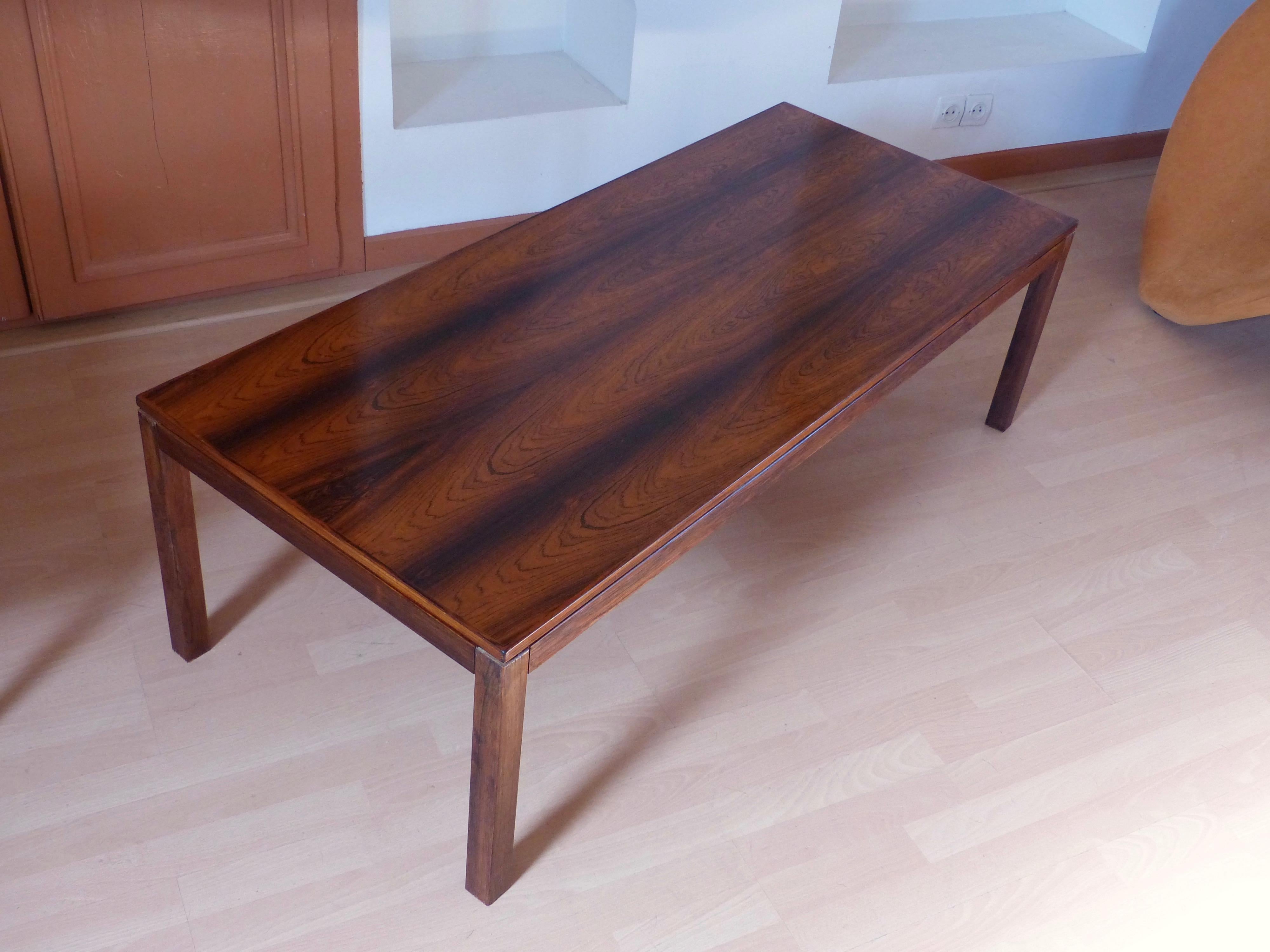 Here is a large Scandinavian rosewood coffee table.

Sober design, spacious, it will be perfect in front of a sofa as a dining table, in a corner living room for example.

In good condition. Some minor general use marks. Fine stripes.



Its