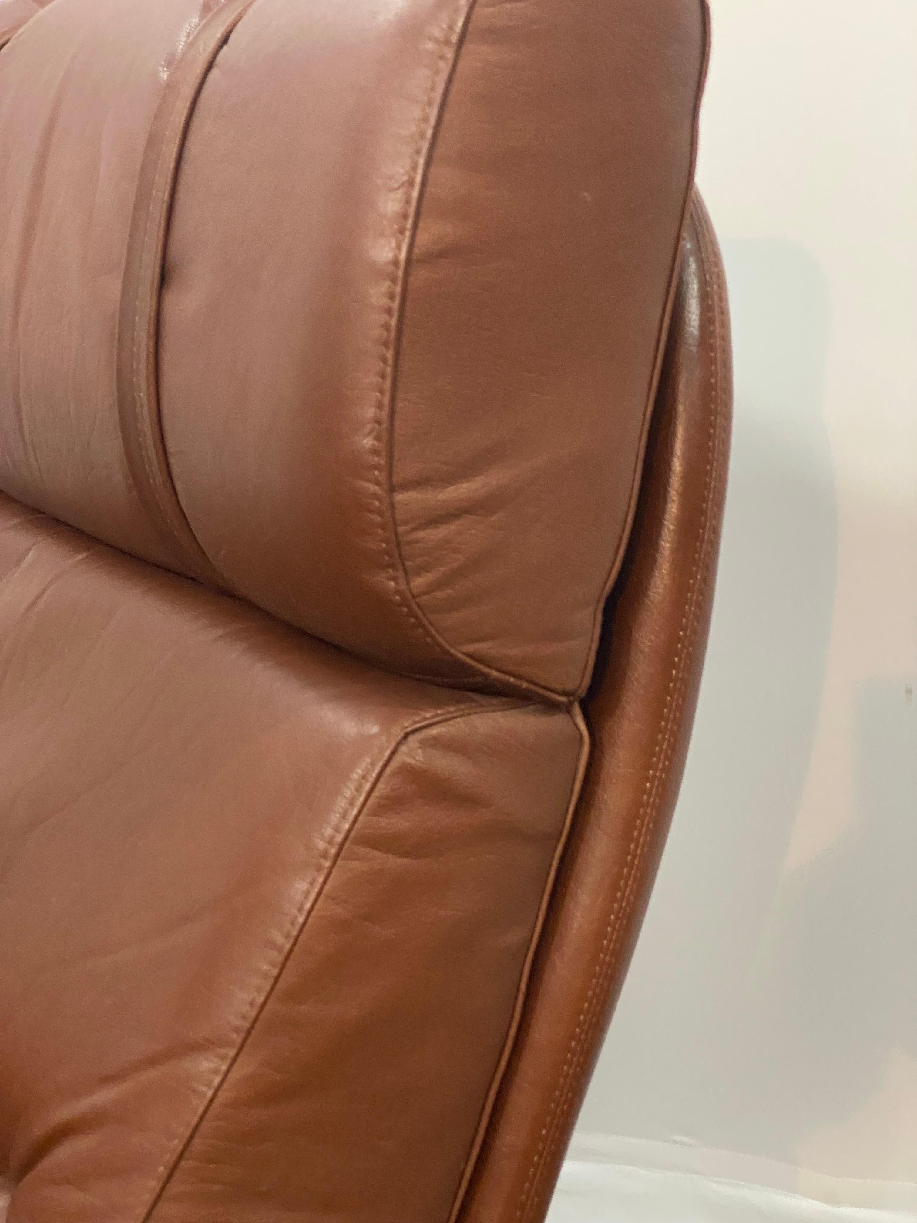 Sedia girevole scandinava in pelle cognac in vendita 3