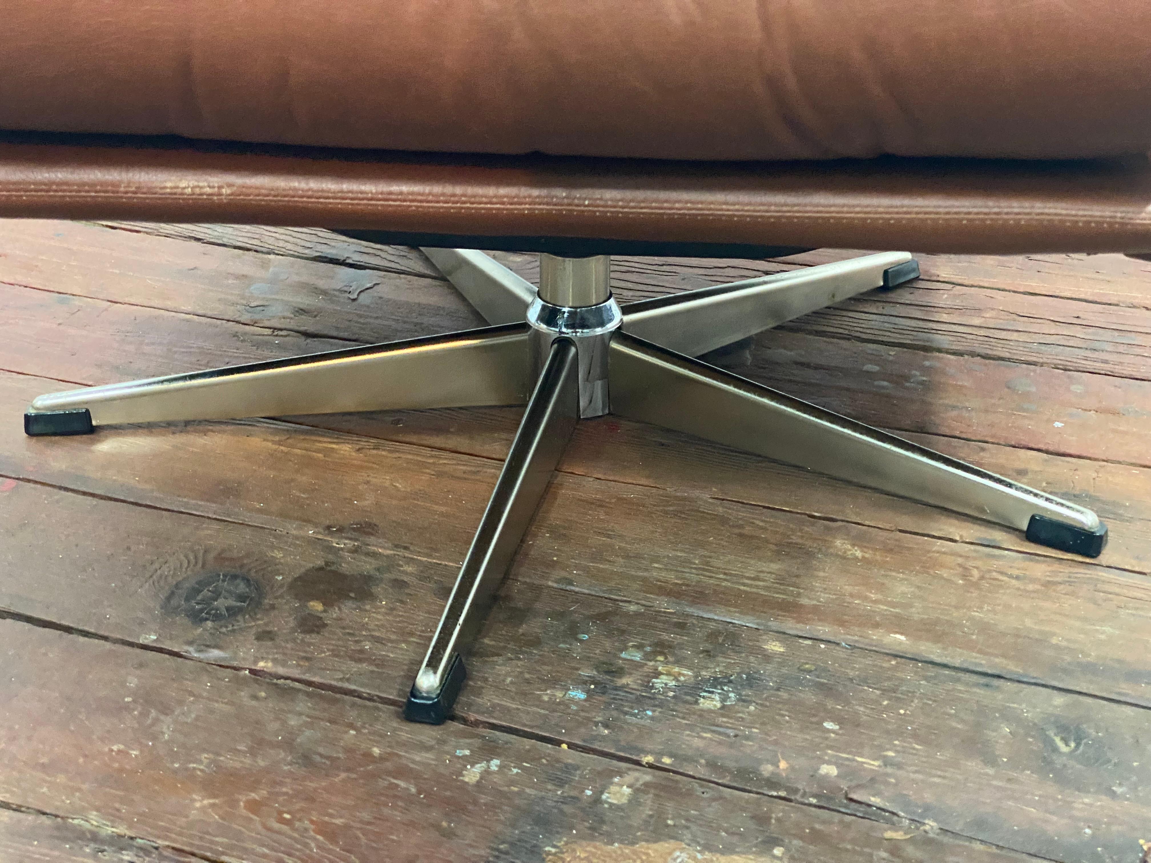 Sedia girevole scandinava in pelle cognac in vendita 4