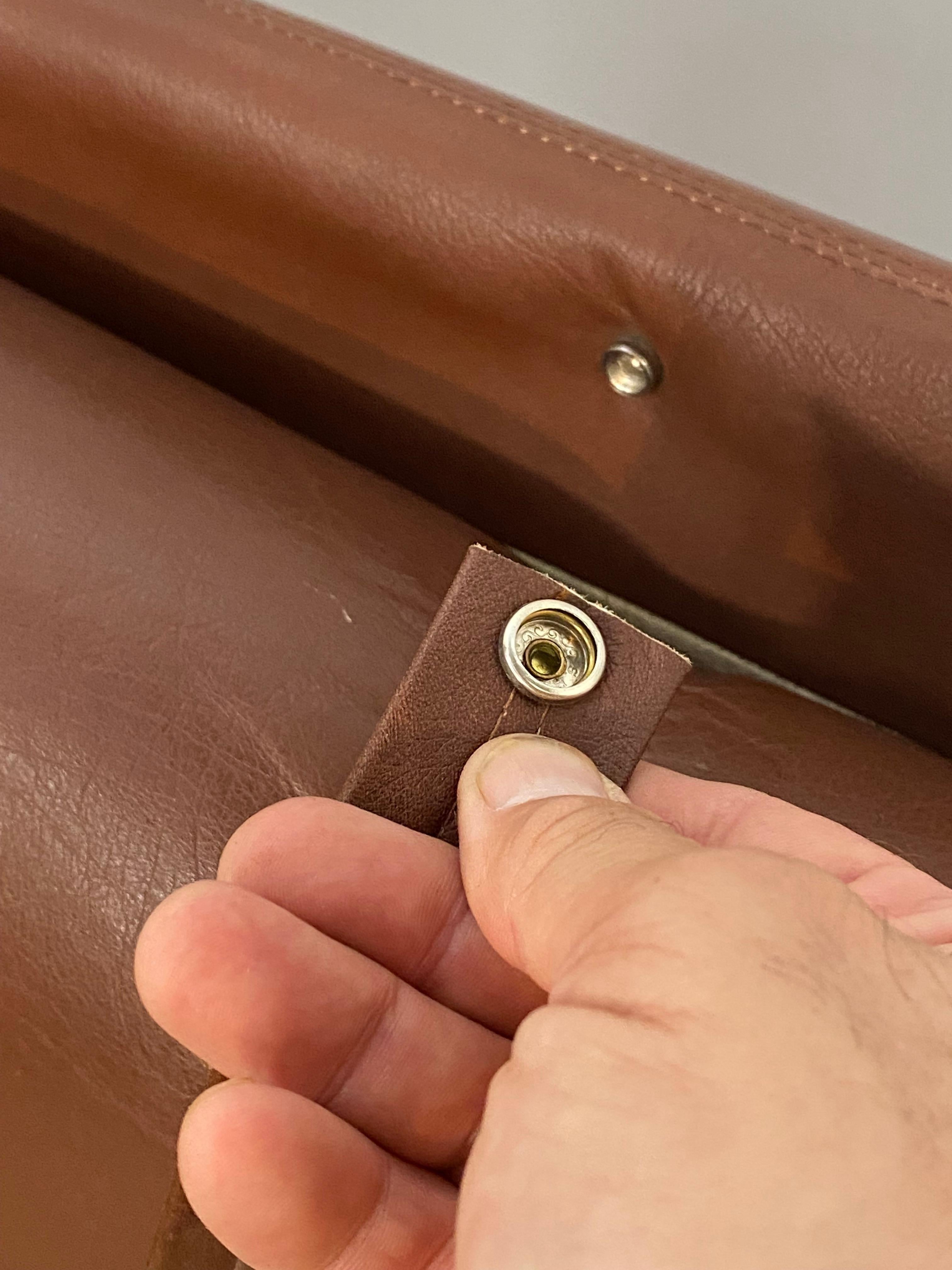 Sedia girevole scandinava in pelle cognac in vendita 8