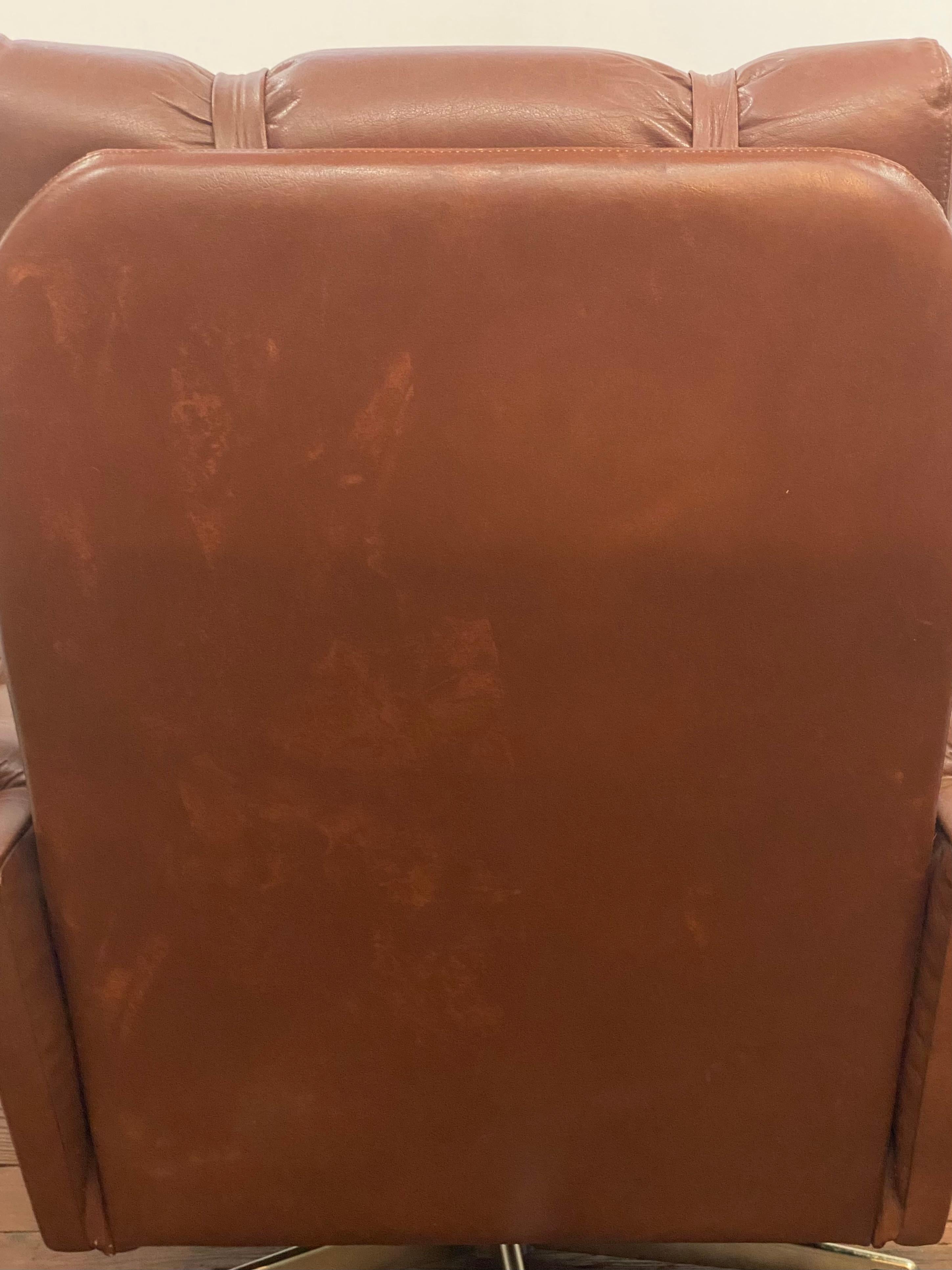 Sedia girevole scandinava in pelle cognac in vendita 9