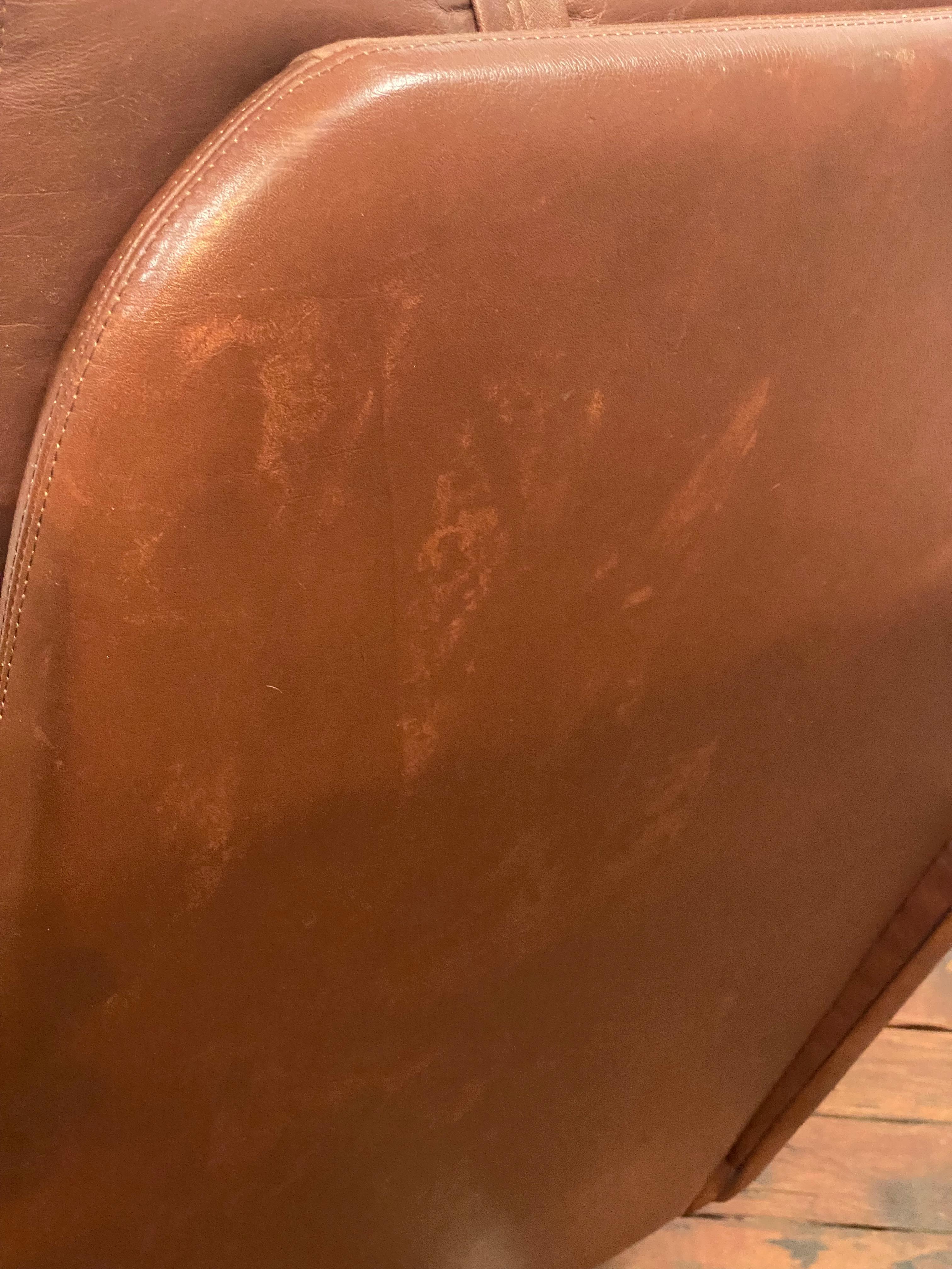 Sedia girevole scandinava in pelle cognac in vendita 10