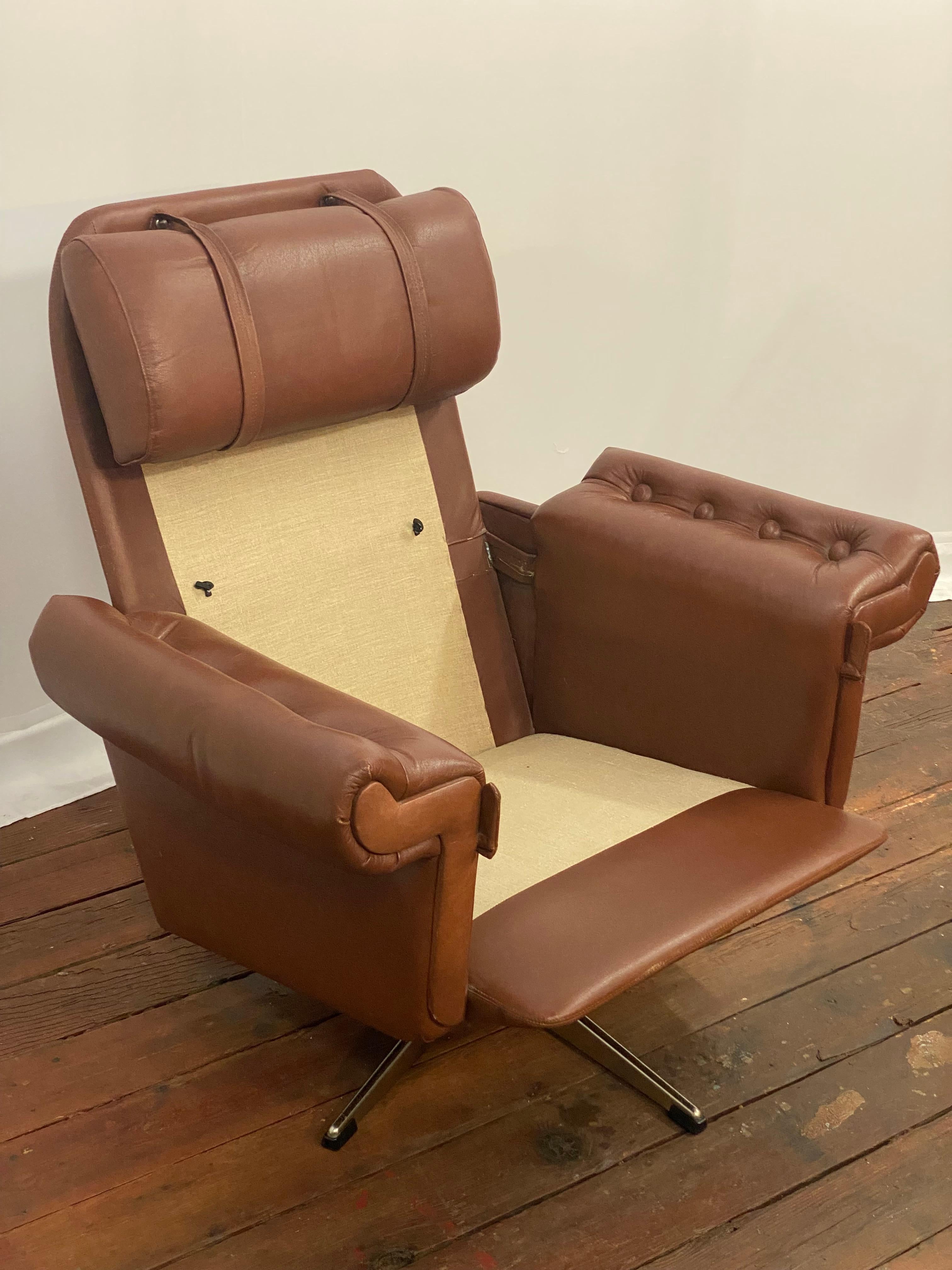 Sedia girevole scandinava in pelle cognac in vendita 11