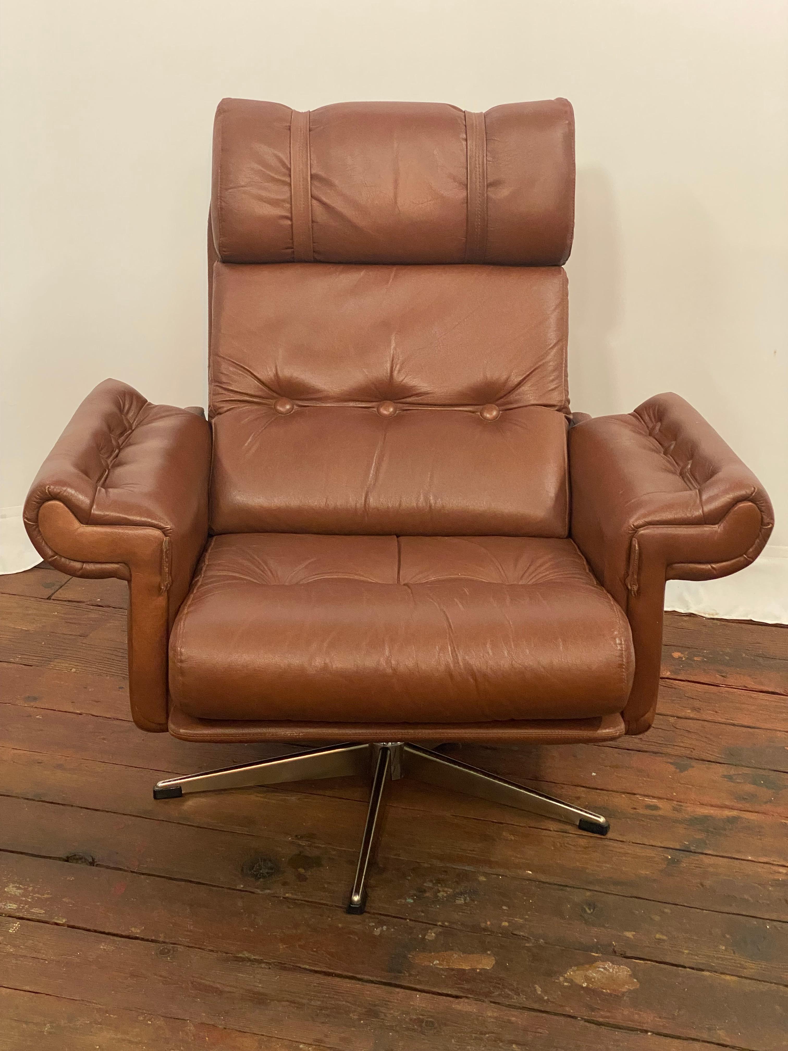 Sedia girevole in pelle cognac The Modern Scandinavian. Attribuito a Nilistoppmobler, Roskilde, Danimarca. Supporto per la testa con cinghie a scatto. Sedia comoda e spaziosa con una presenza meravigliosa. Circa 1960-1970. La sedia è dotata di