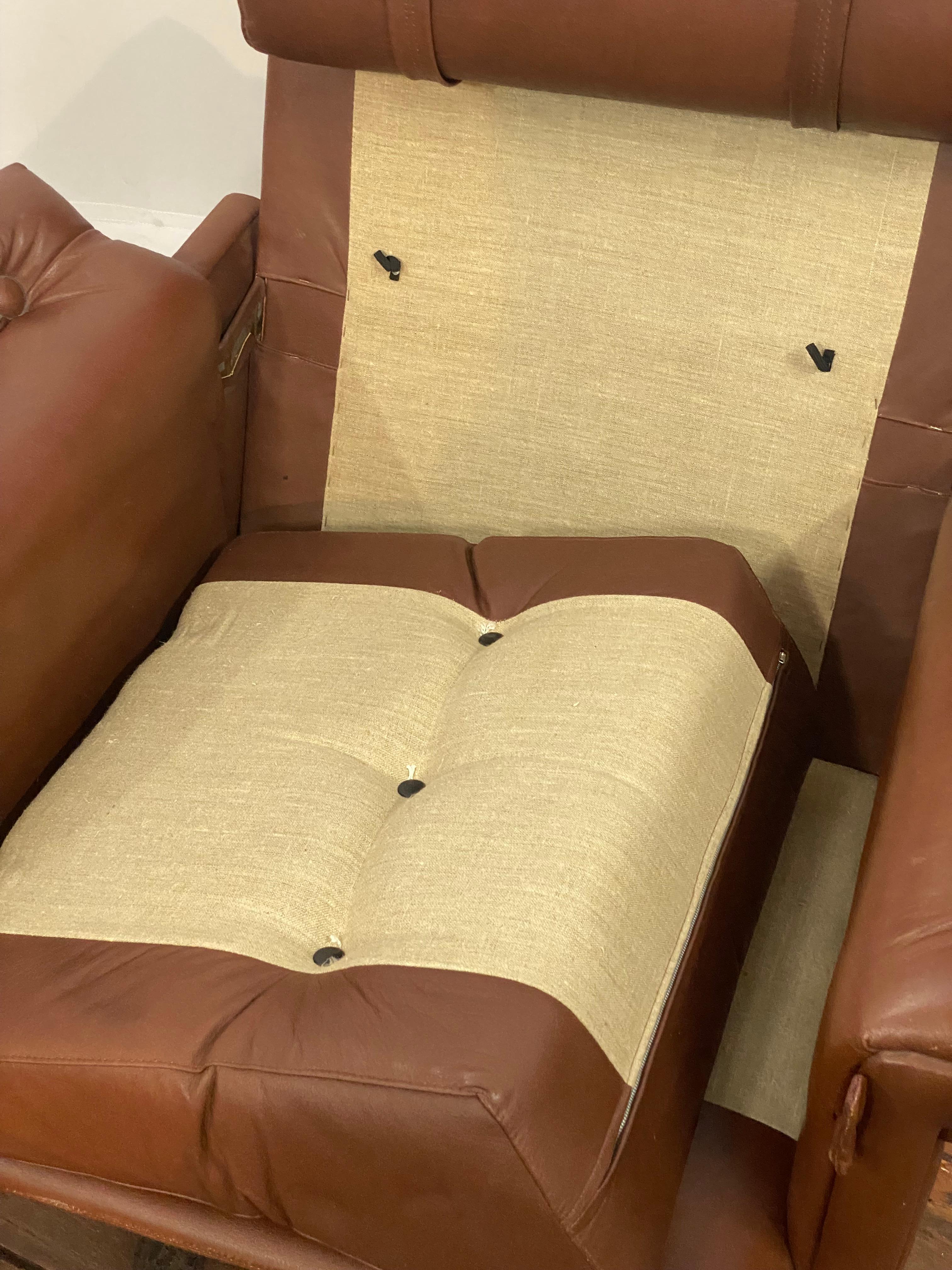 Sedia girevole scandinava in pelle cognac in vendita 13