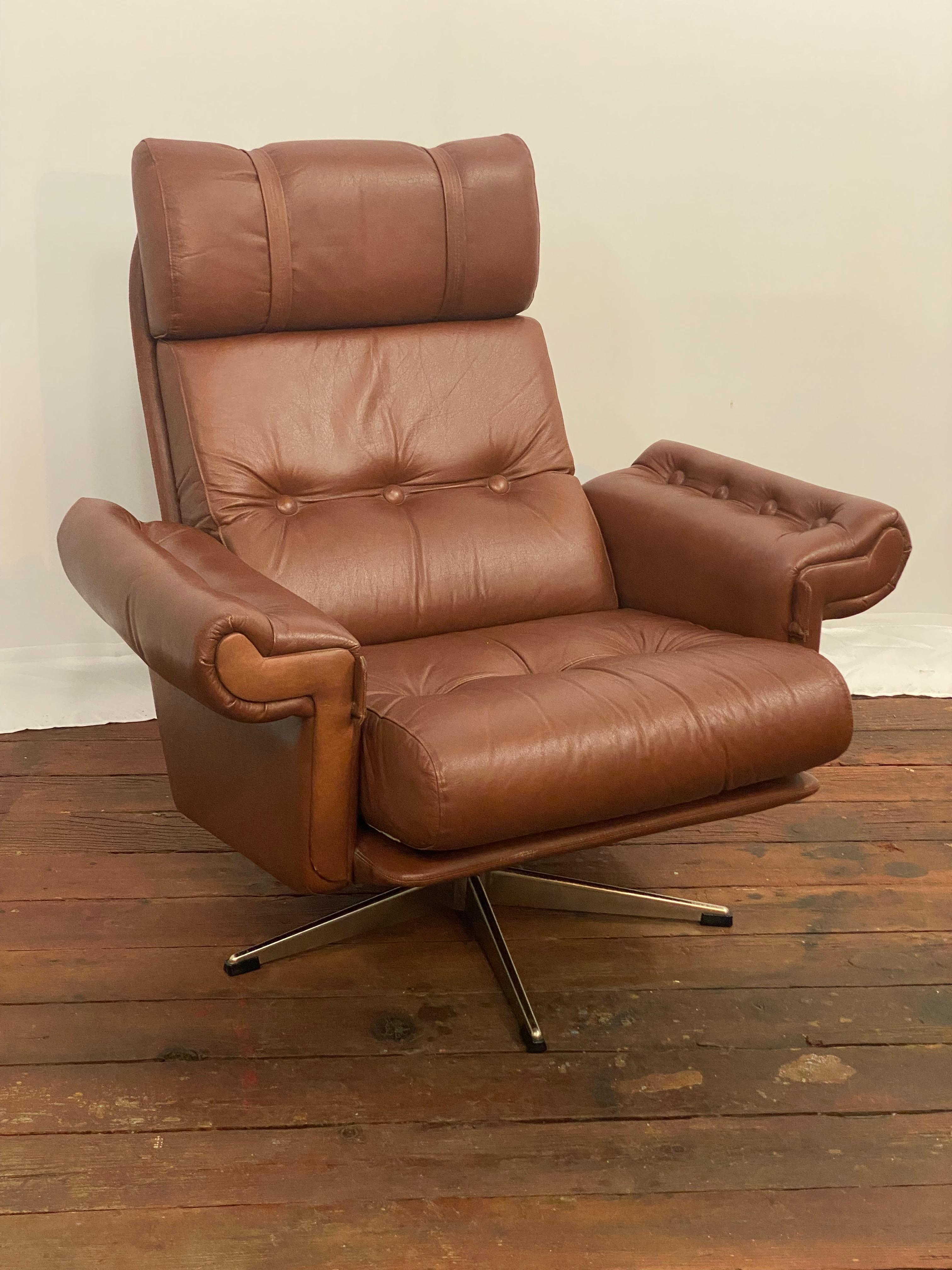 Scandinavo moderno Sedia girevole scandinava in pelle cognac in vendita