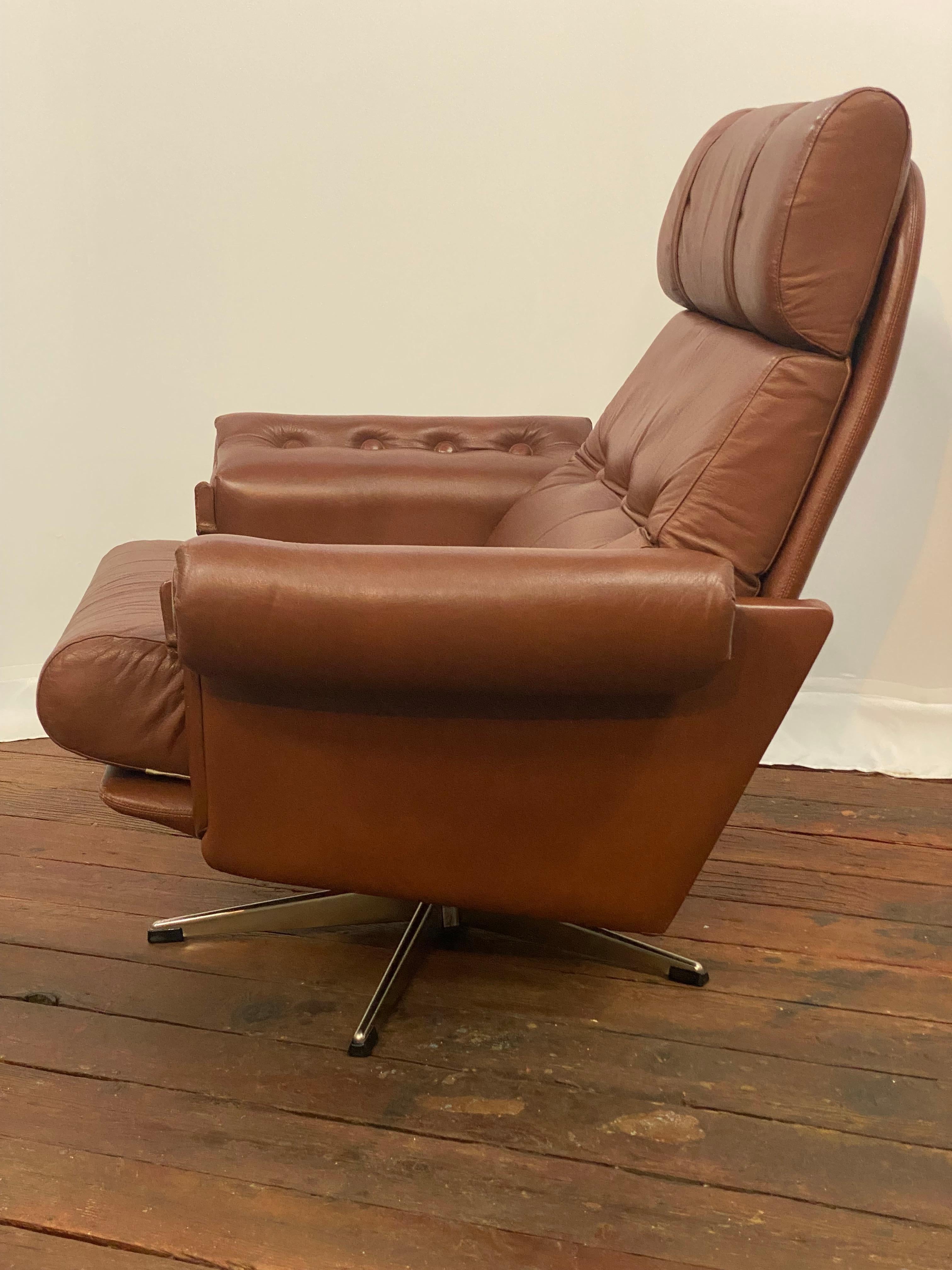Danese Sedia girevole scandinava in pelle cognac in vendita
