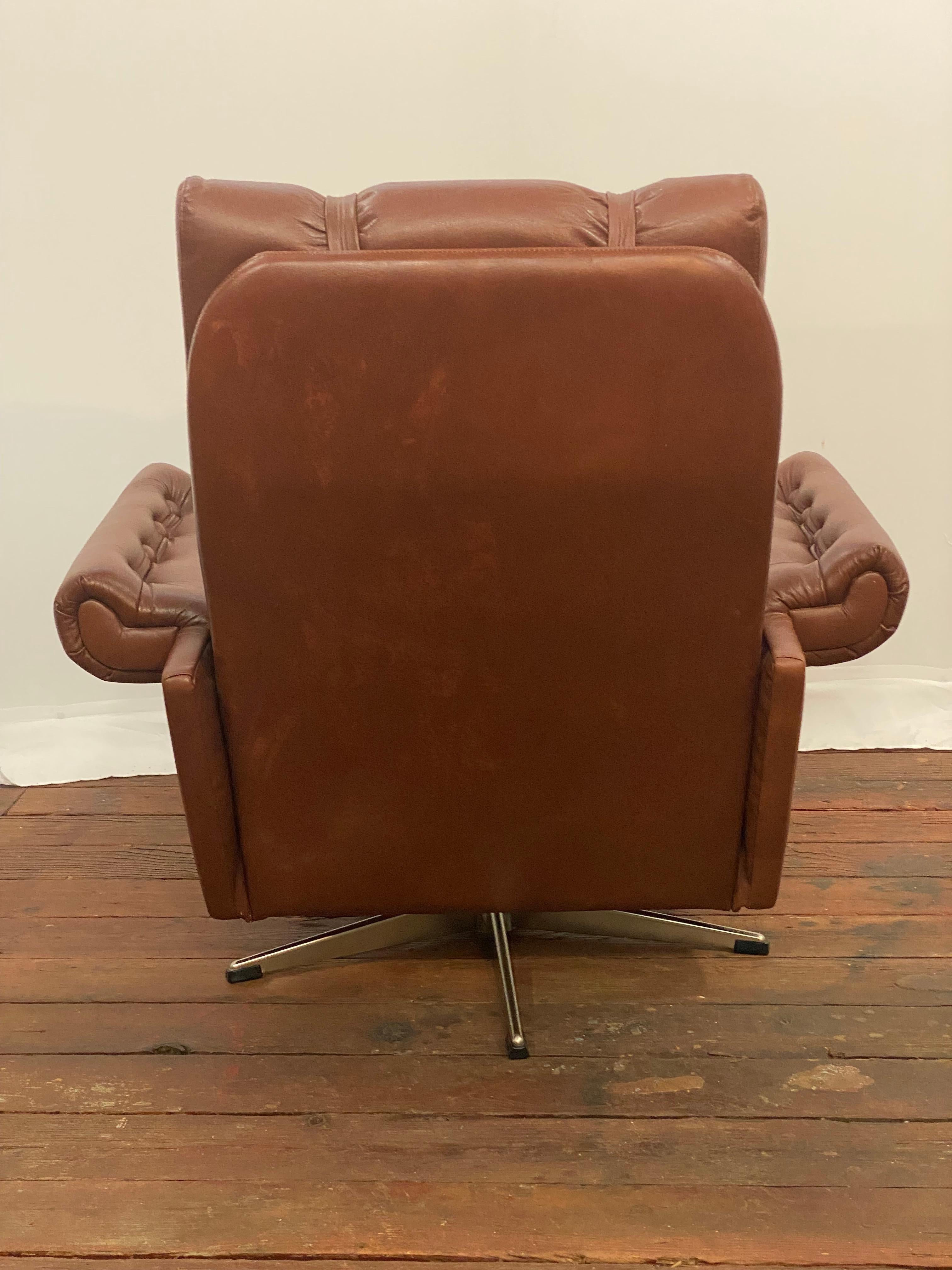 Sedia girevole scandinava in pelle cognac In condizioni buone in vendita a Garnerville, NY