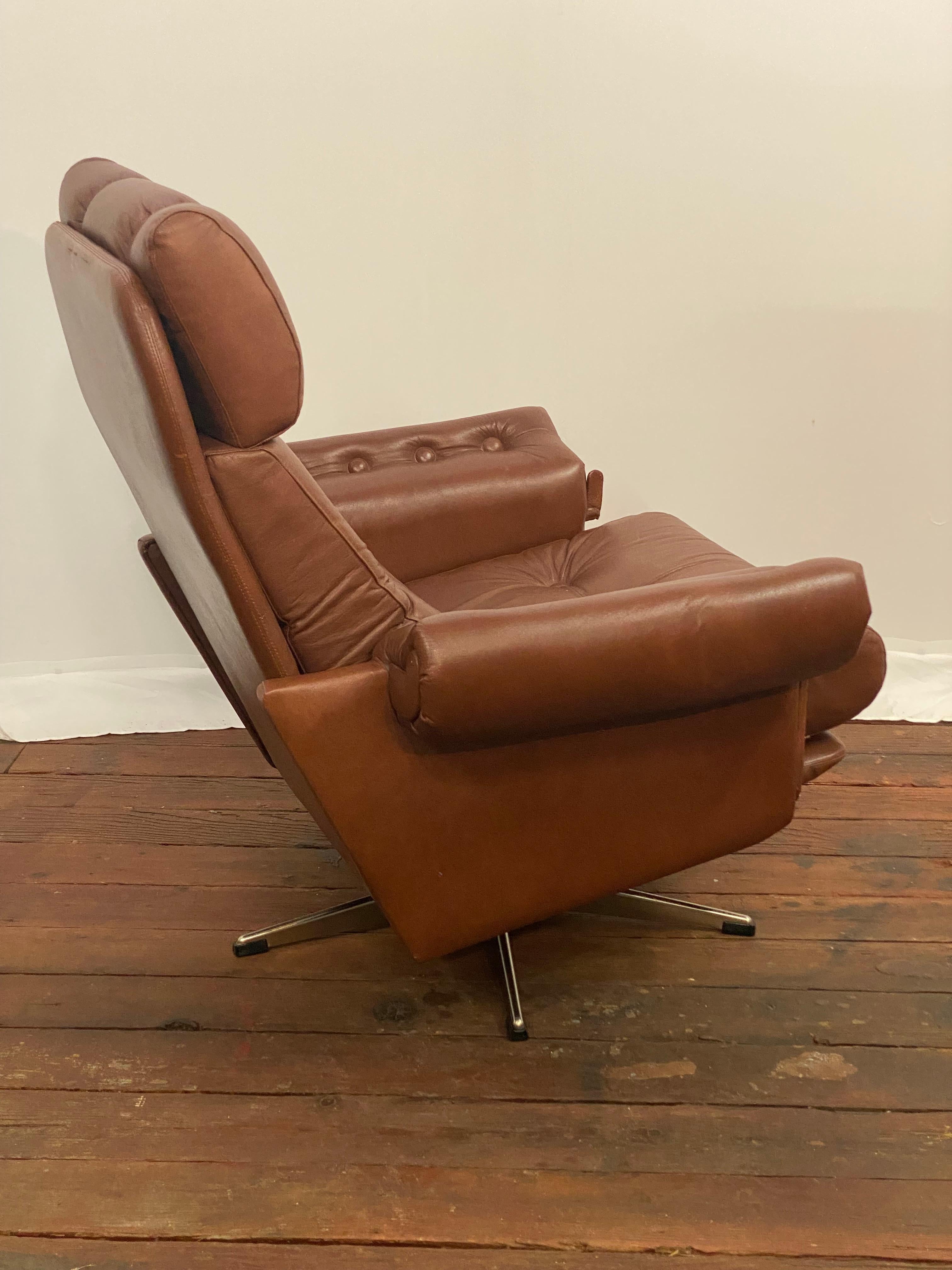 Metà XX secolo Sedia girevole scandinava in pelle cognac in vendita
