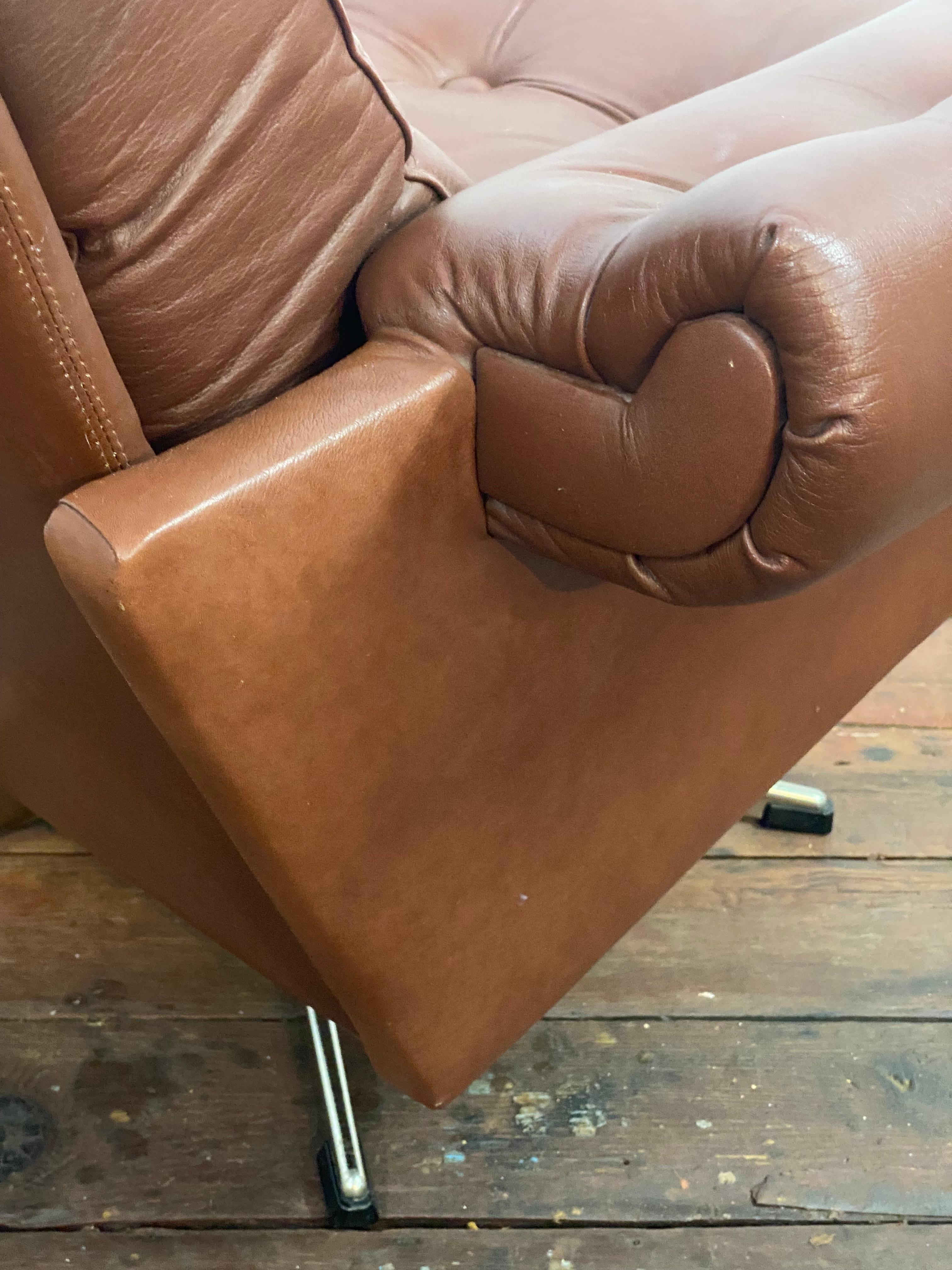 Sedia girevole scandinava in pelle cognac in vendita 2