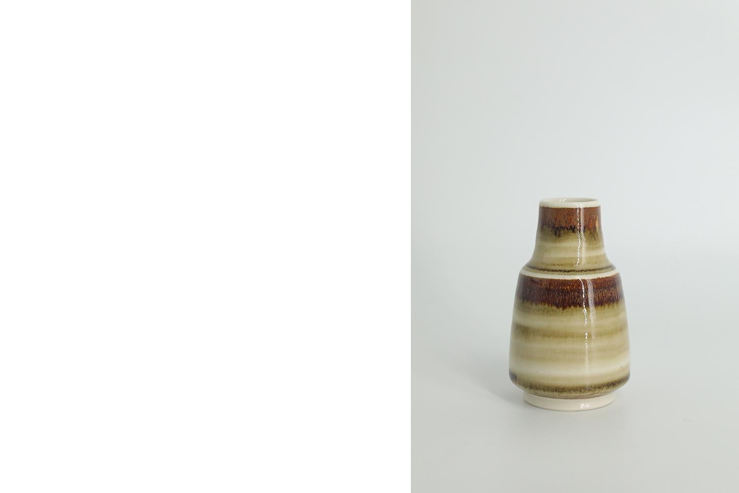 Scandinavian Collectible Small Brown Stoneware Vase by Gunnar Borg for Höganäs  In Excellent Condition For Sale In Warszawa, Mazowieckie