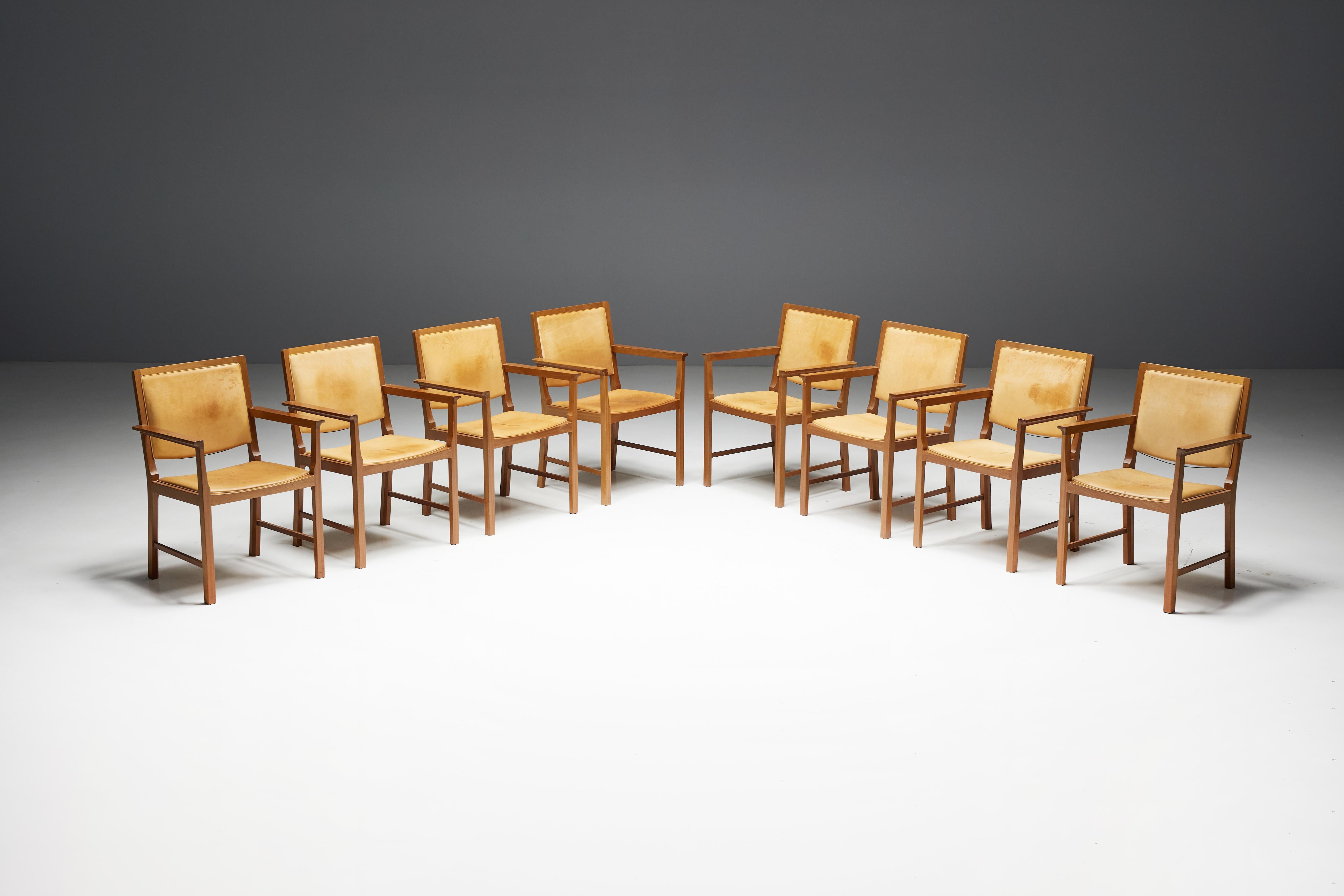 Skandinavische Konferenzstühle, die aus einer harmonischen Mischung aus Naturleder und Holz gefertigt sind. Jeder Stuhl ist mit luxuriösem, patiniertem Naturleder gepolstert und hat einen eleganten Holzrahmen. Die Stühle sind in neun Exemplaren