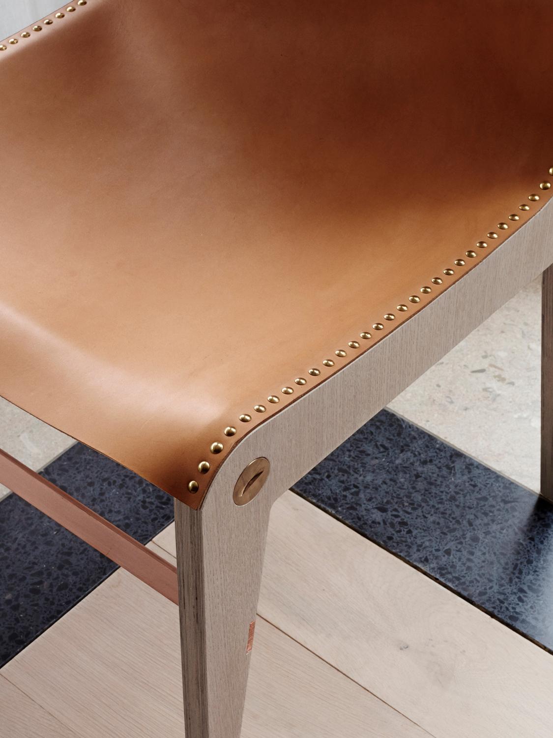 Suédois Chaise scandinave contemporaine avec assise et pieds en cuir en bois en vente