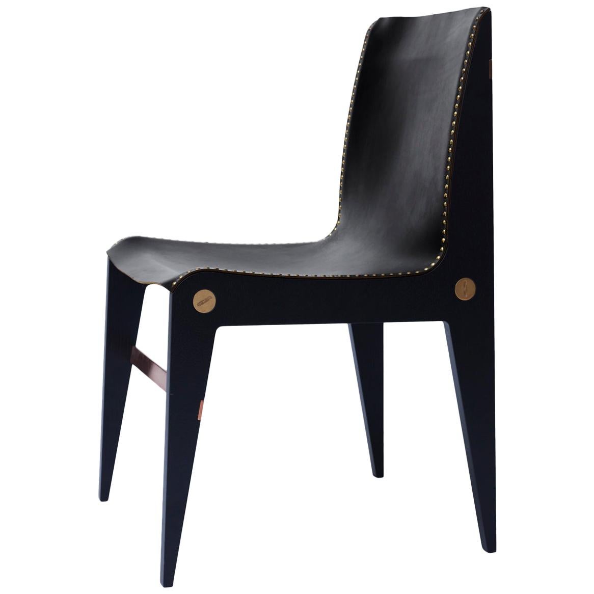 Chaise scandinave contemporaine avec assise et pieds en cuir en bois en vente