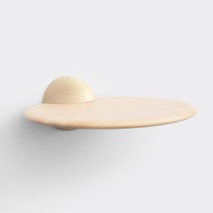 Scandinavo contemporaneo in frassino naturale Klot O35, tavolino da letto, scaffale