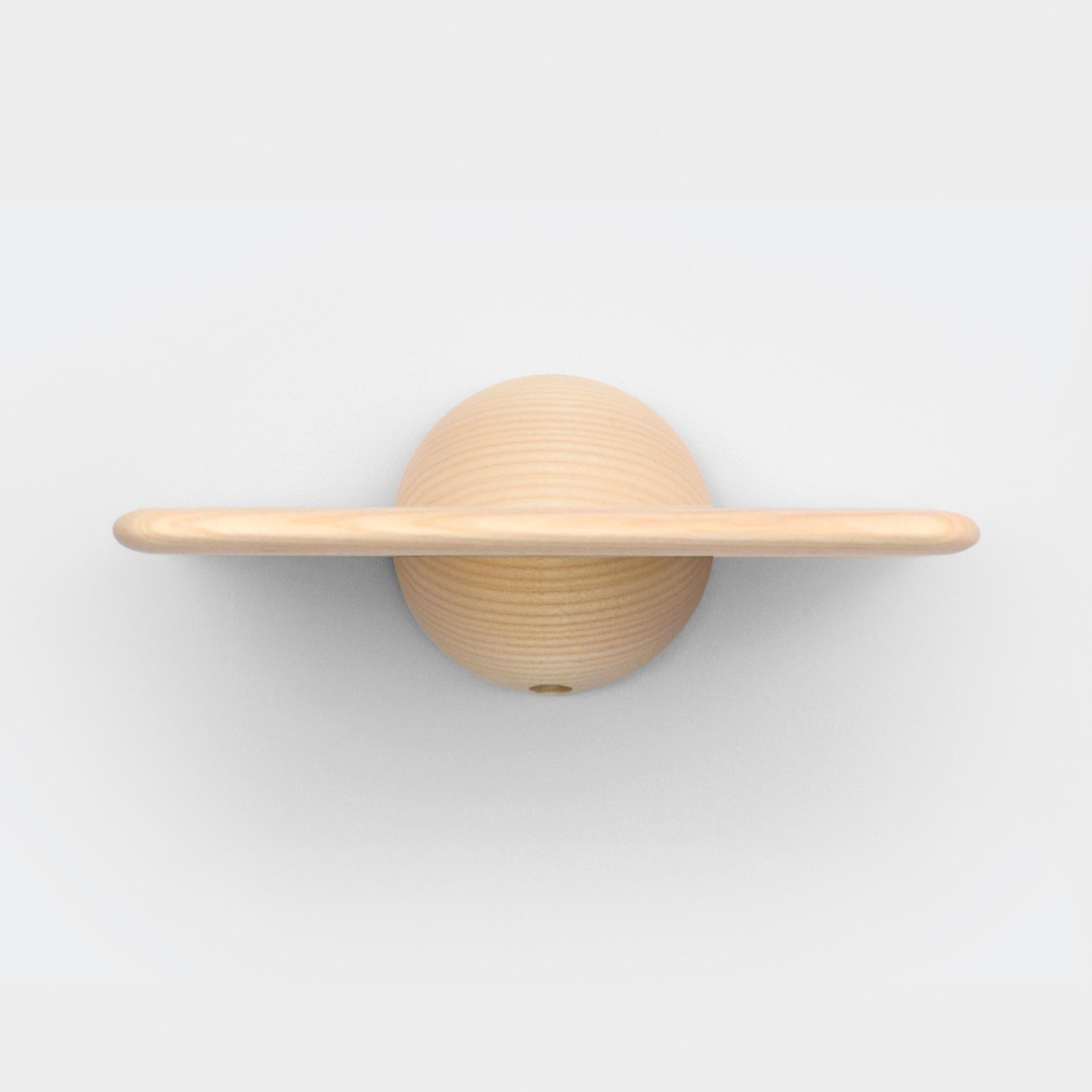 La demi-sphère qui tient l'avion contribue à un look audacieux mais minimal qui convient à différents espaces et environnements. Qu'elle soit utilisée comme étagère pour un objet extraordinaire, comme table de chevet ou comme petite table de bar,