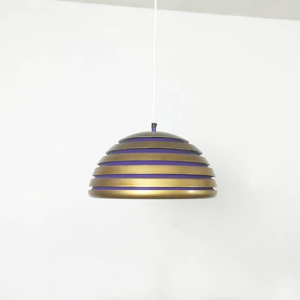 Brass pendant light.

Origin: Sweden,

1960s.

This hanging lamp was designed and produced in the 1960s in Sweden. The design is reminiscent of the Swedish designer Hans Agne Jakobbsson. The piece is made from metal and the shades feature five