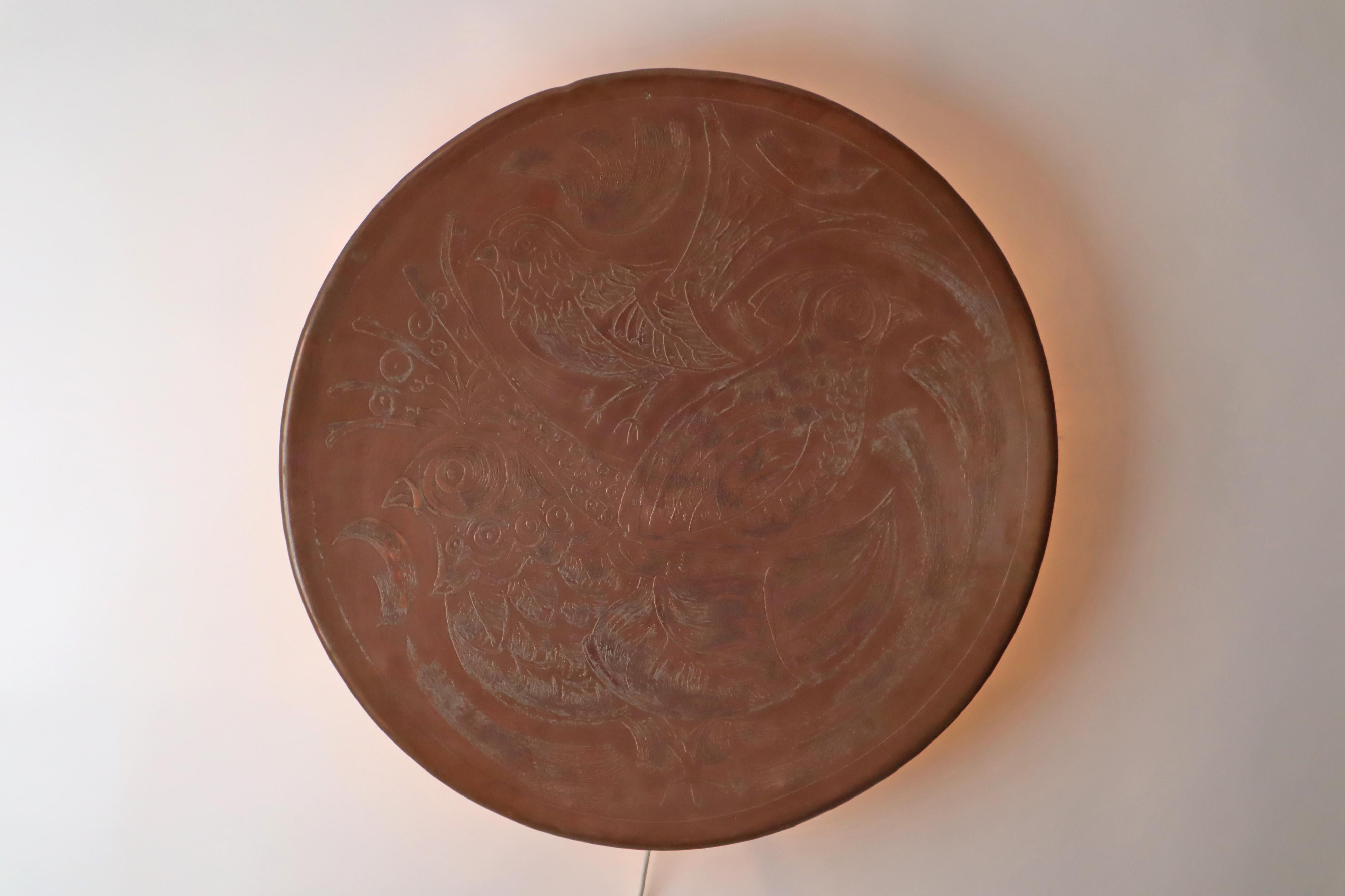Tengo tres de estos apliques, pero cada uno con un motivo distinto. Bjørn Wiinblad nació en Copenhague (Dinamarca) en 1918. Björn Wiinblas fue muy activo artísticamente desde una edad muy temprana. Creó objetos artísticos en todo el mundo que son