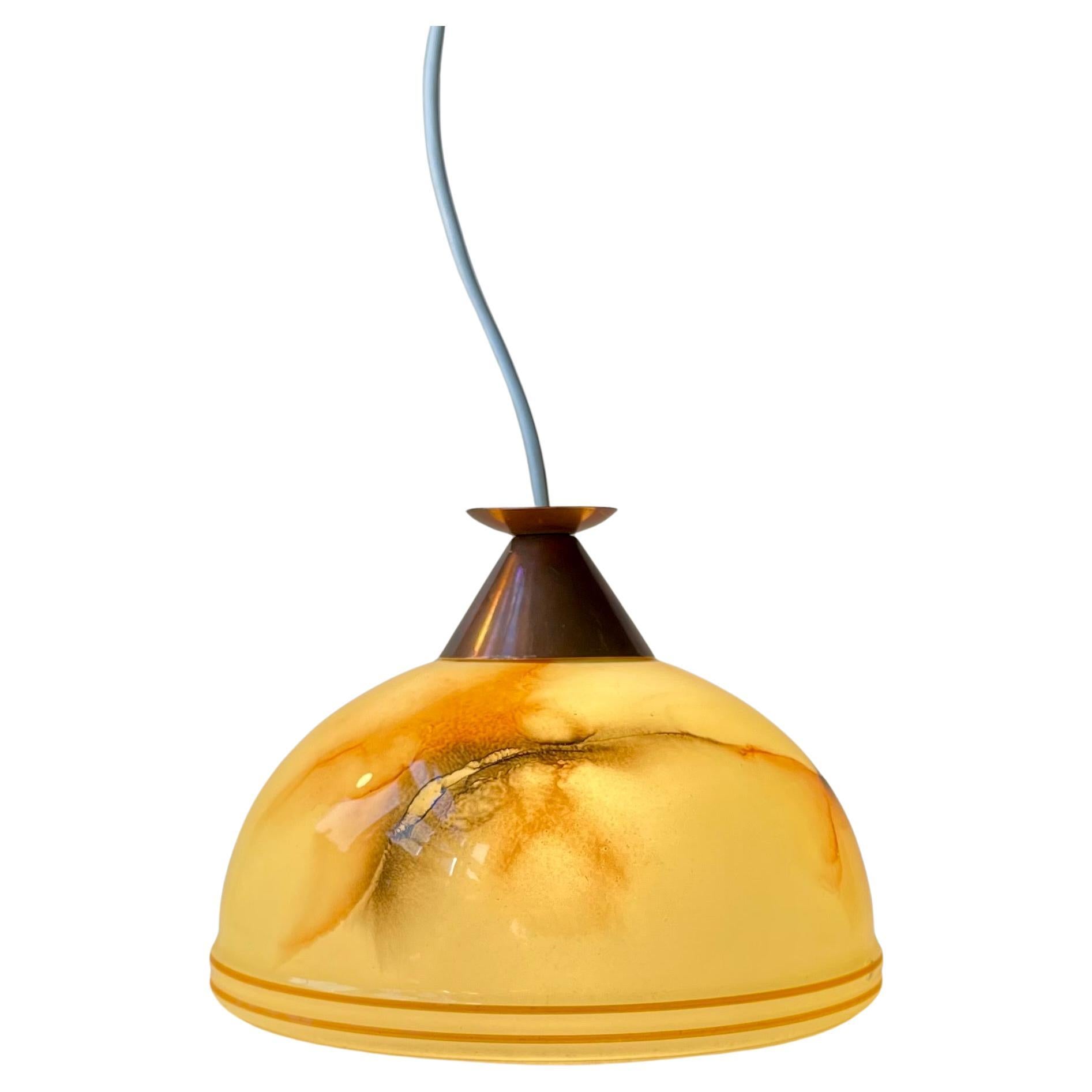 Lampada a sospensione danese art déco/funzionalista con paralume in vetro marmorizzato e piano in rame. È stato fabbricato in Danimarca verso la metà degli anni '1940. Sono stati installati un cavo e un raccordo nuovi e sicuri. 

Misure: H. H. 18