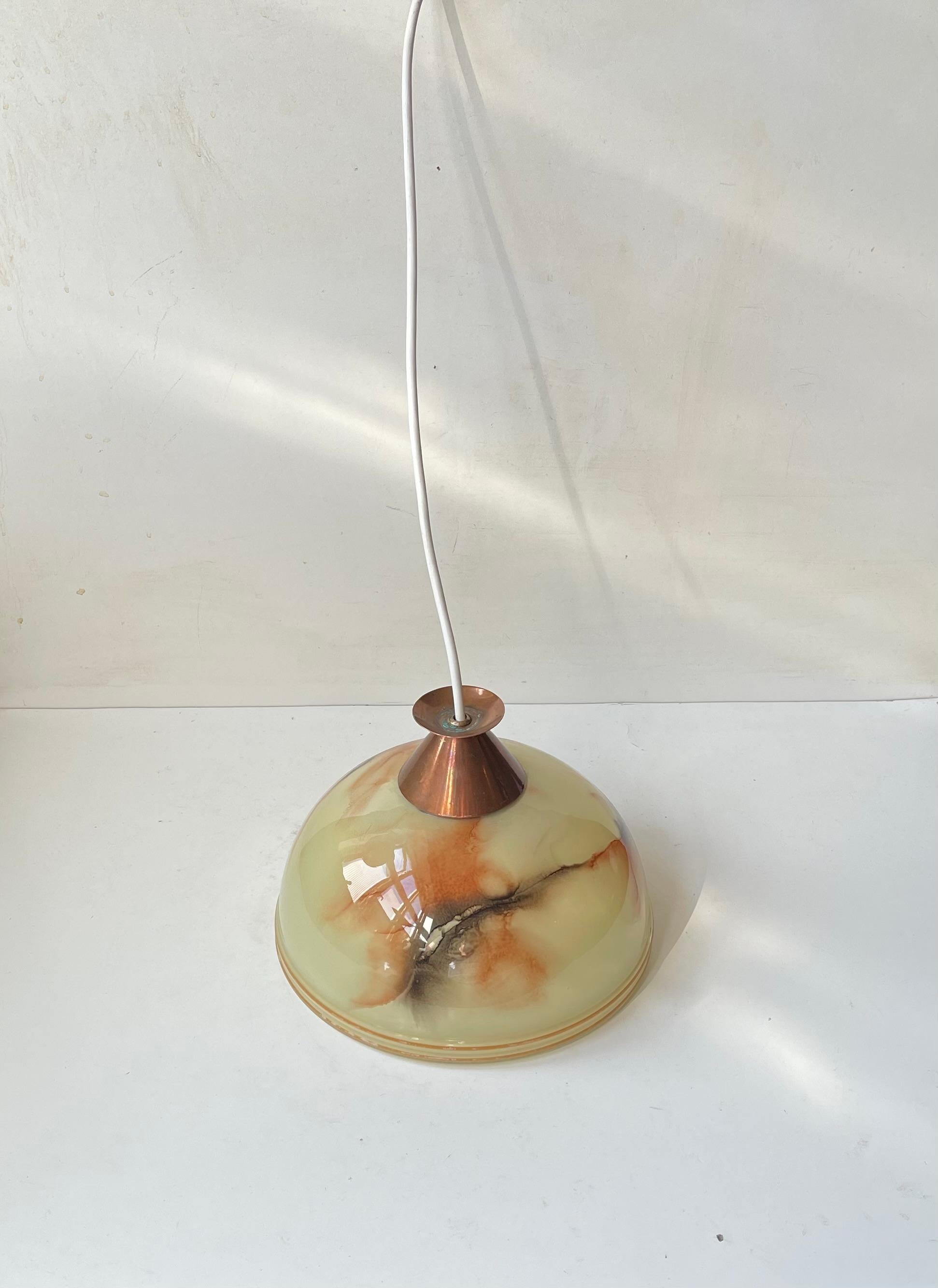 XX secolo Lampada a sospensione scandinava in rame e vetro di marmo, stile Bauhaus anni '40 in vendita