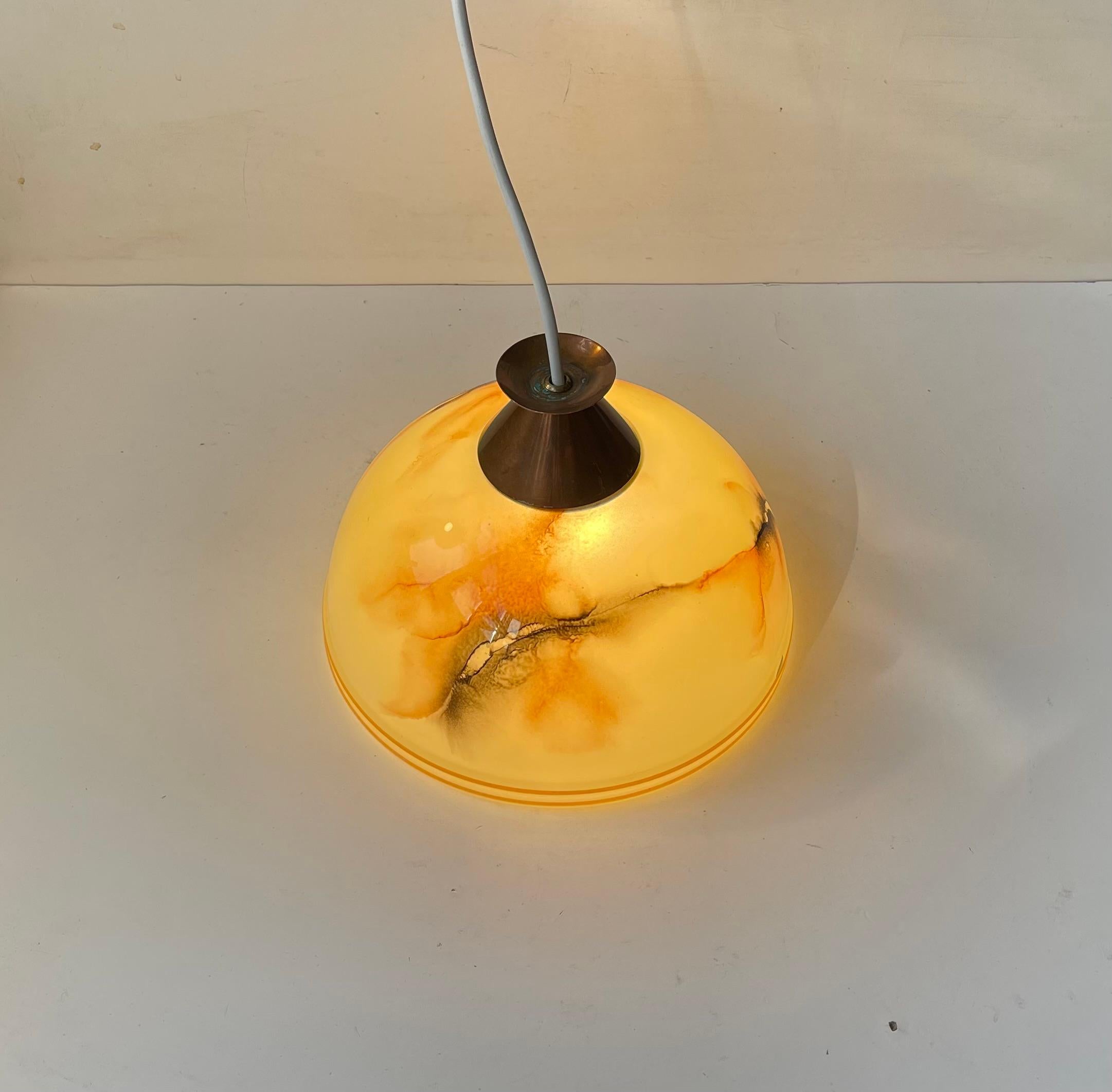 Lampada a sospensione scandinava in rame e vetro di marmo, stile Bauhaus anni '40 in vendita 2