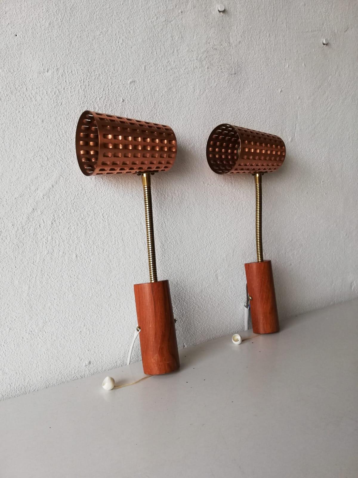 Mid-Century Modern scandinavian copper metal & teak pair of sconces, 1950s Denmark

Rare and Minimalist wall lamps.

Lamps are in very good vintage condition.

These lamps works with E14 standard light bulbs. 
Wired and suitable to use in all