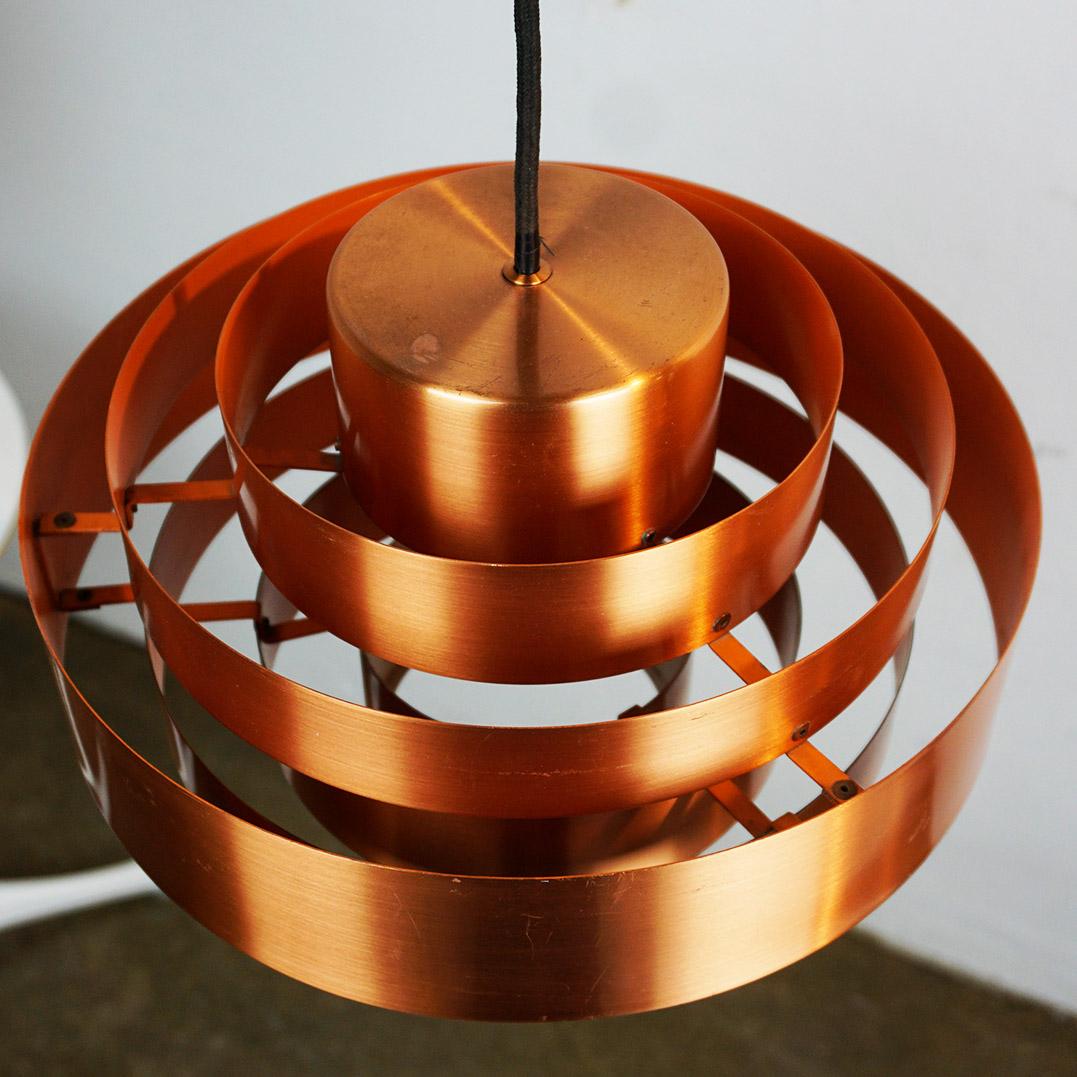 Il ciondolo Modern Scandinavian in rame Ultra  La lampada è stata progettata da Jo Hammerborg per Fog & Mørup negli anni '60 in Danimarca ed è un importante esempio di design danese della metà del XX secolo. La lampada è realizzata in rame, che le