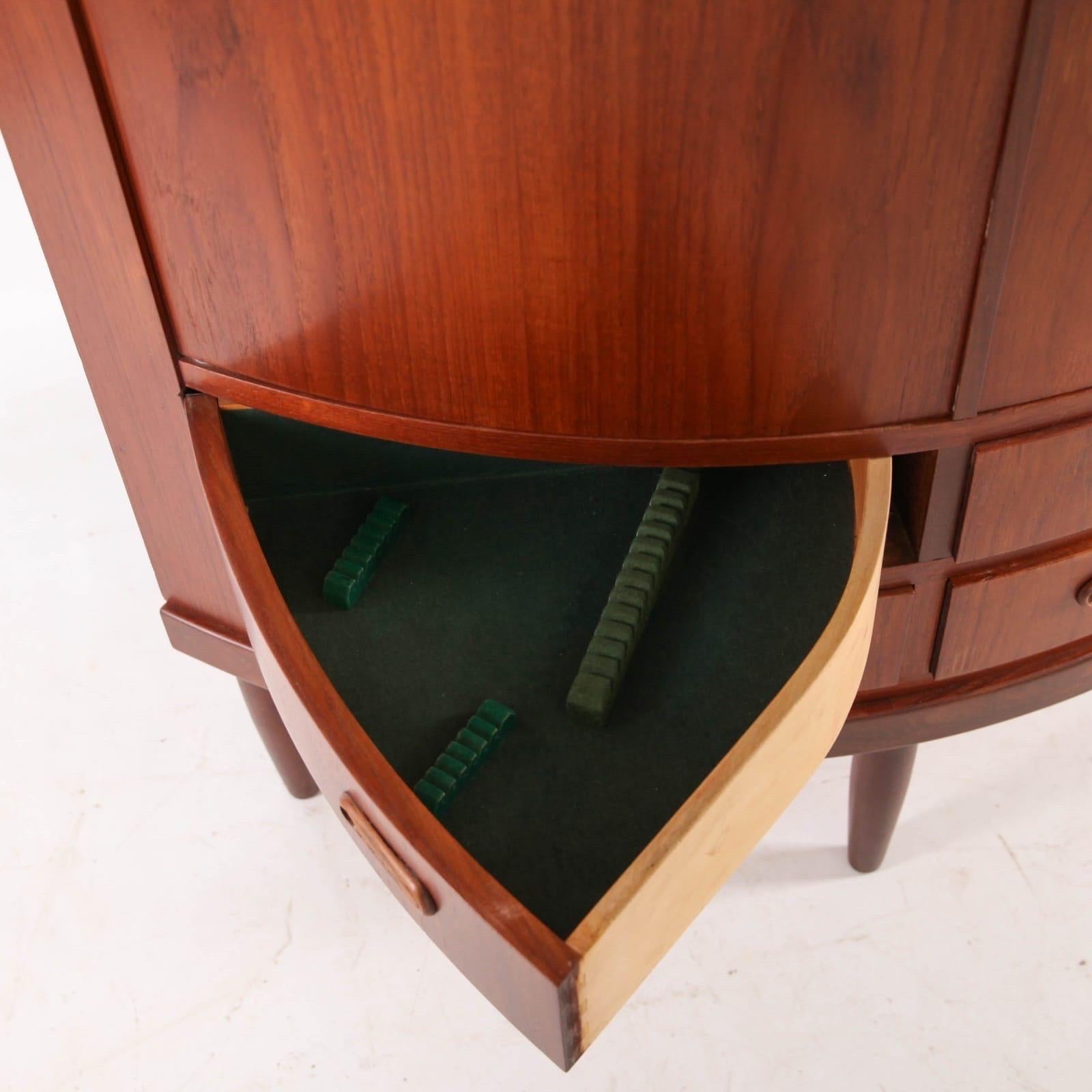 Bellissimo mobile ad angolo scandinavo vintage in teak con 2 ante, 3 ripiani e 4 cassetti con portaposate.
Ottime condizioni. Chiave originale...