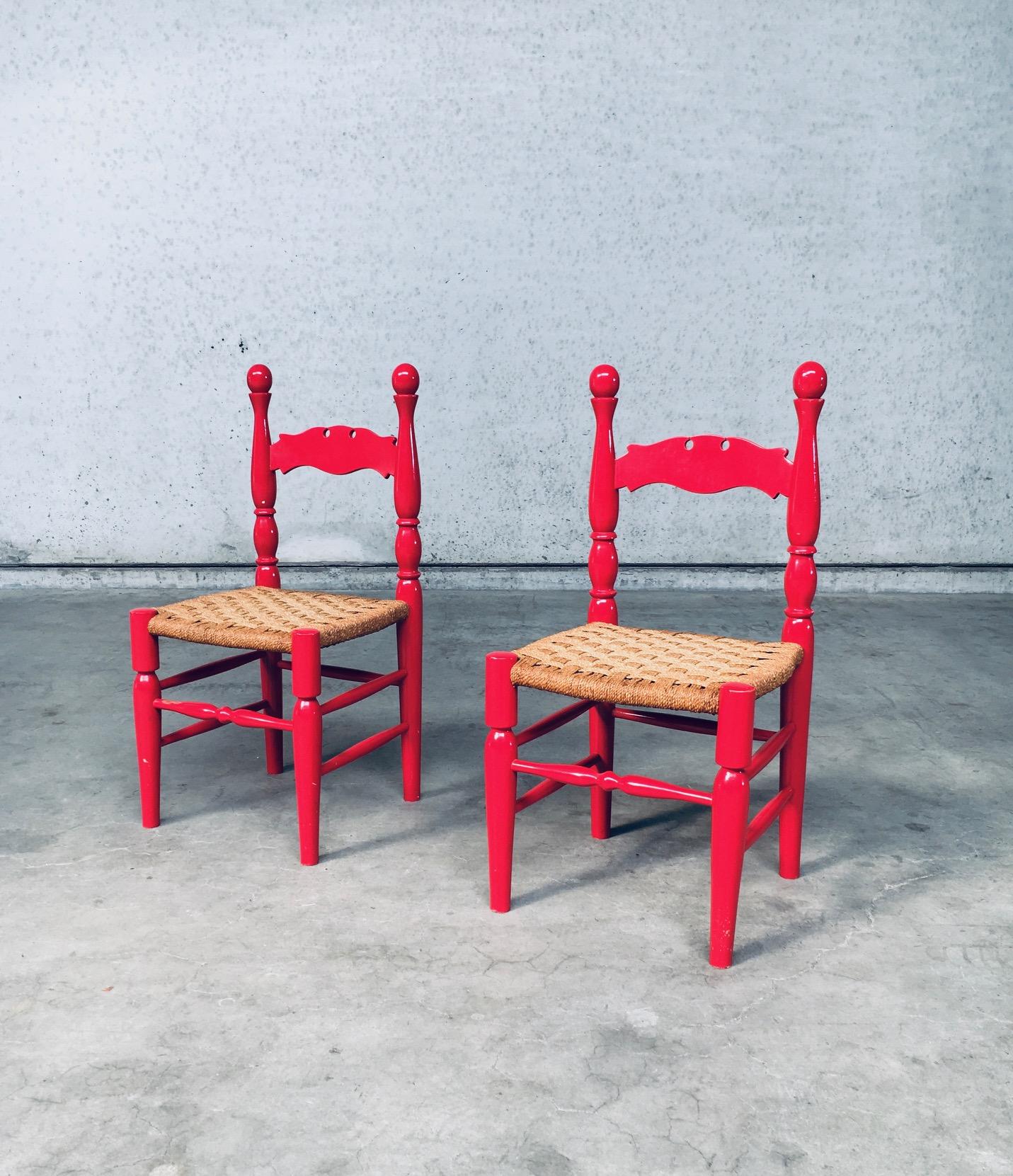 Vintage Scandinavian Country Style Design Red Lacquer and Rope Side Chair set of 2. Made in Sweden, 1960's period. Cadre laqué rouge brillant avec assise en corde tressée. Chaises en bois de hêtre tourné et sculpté. Ils sont en très bon état,