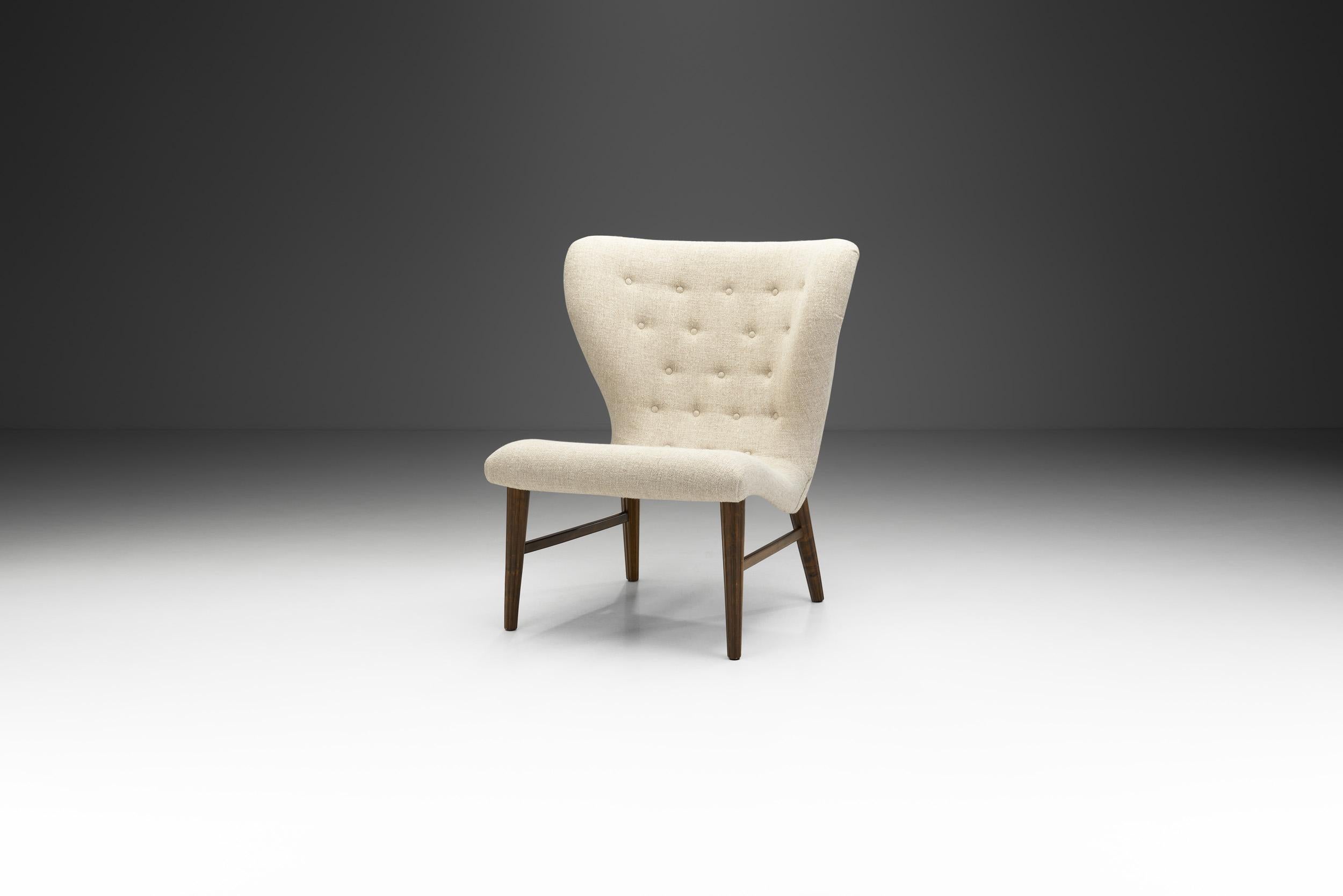 Le bois sombre, le beau rembourrage et le design intemporel d'Erik Bertil Karlén font de ce fauteuil rare une belle représentation de l'histoire du design moderne suédois du milieu du siècle dernier.

Pour ce modèle, la nature a manifestement été