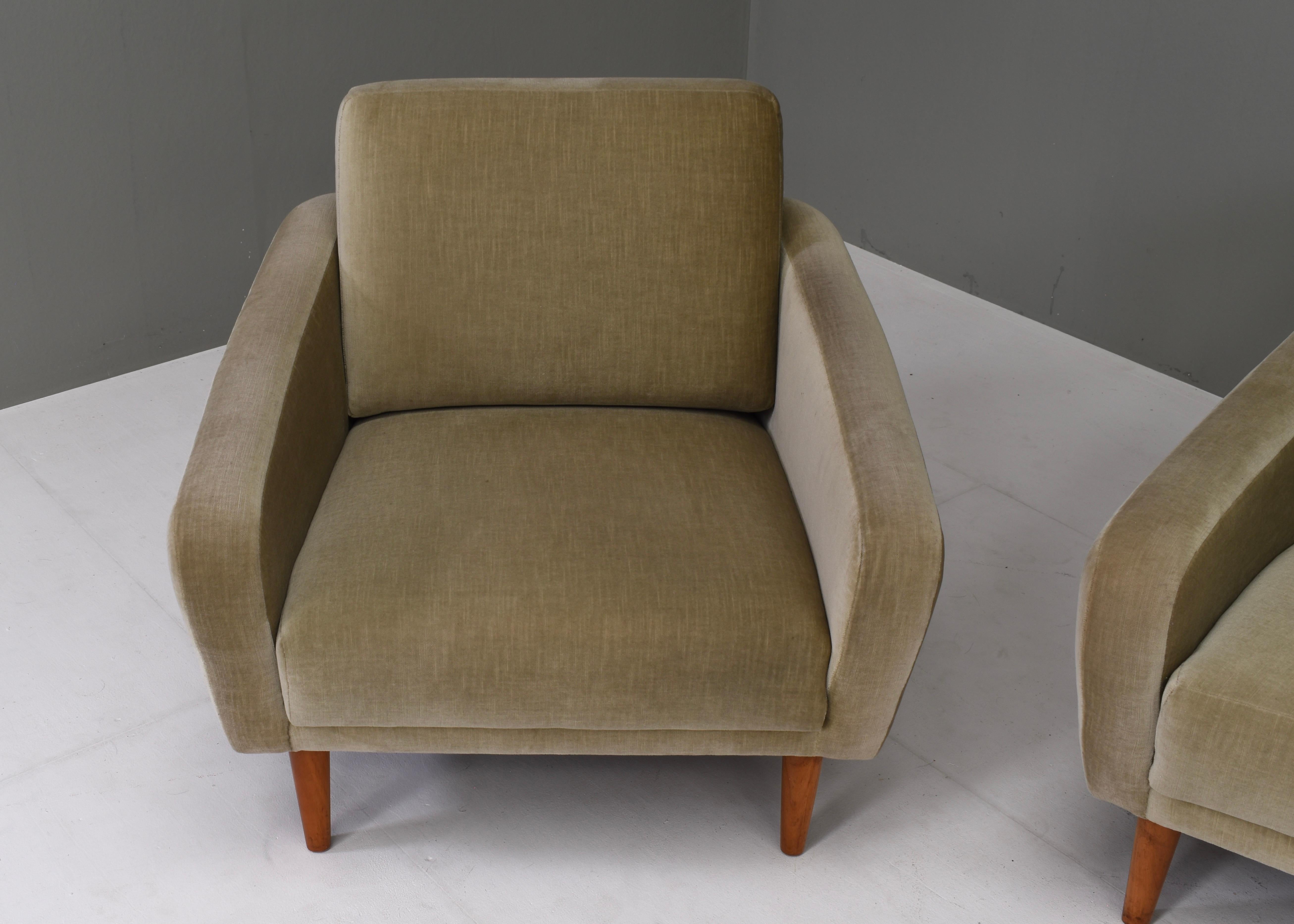 Scandinavian Curved Sofa and Armchair in Original Mohair, Denmark, circa 1950 For Sale 10