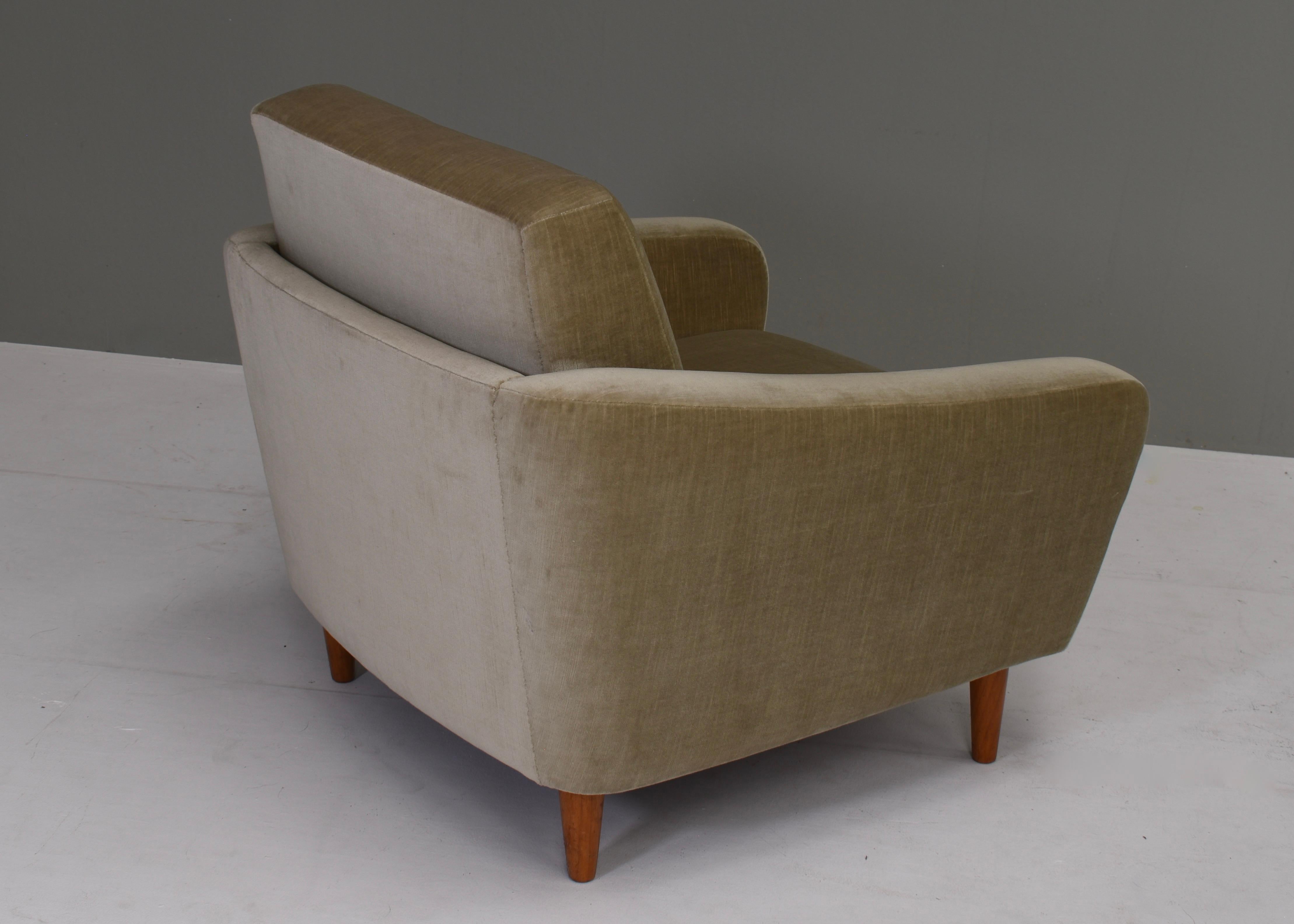 Scandinavian Curved Sofa and Armchair in Original Mohair, Denmark, circa 1950 For Sale 11