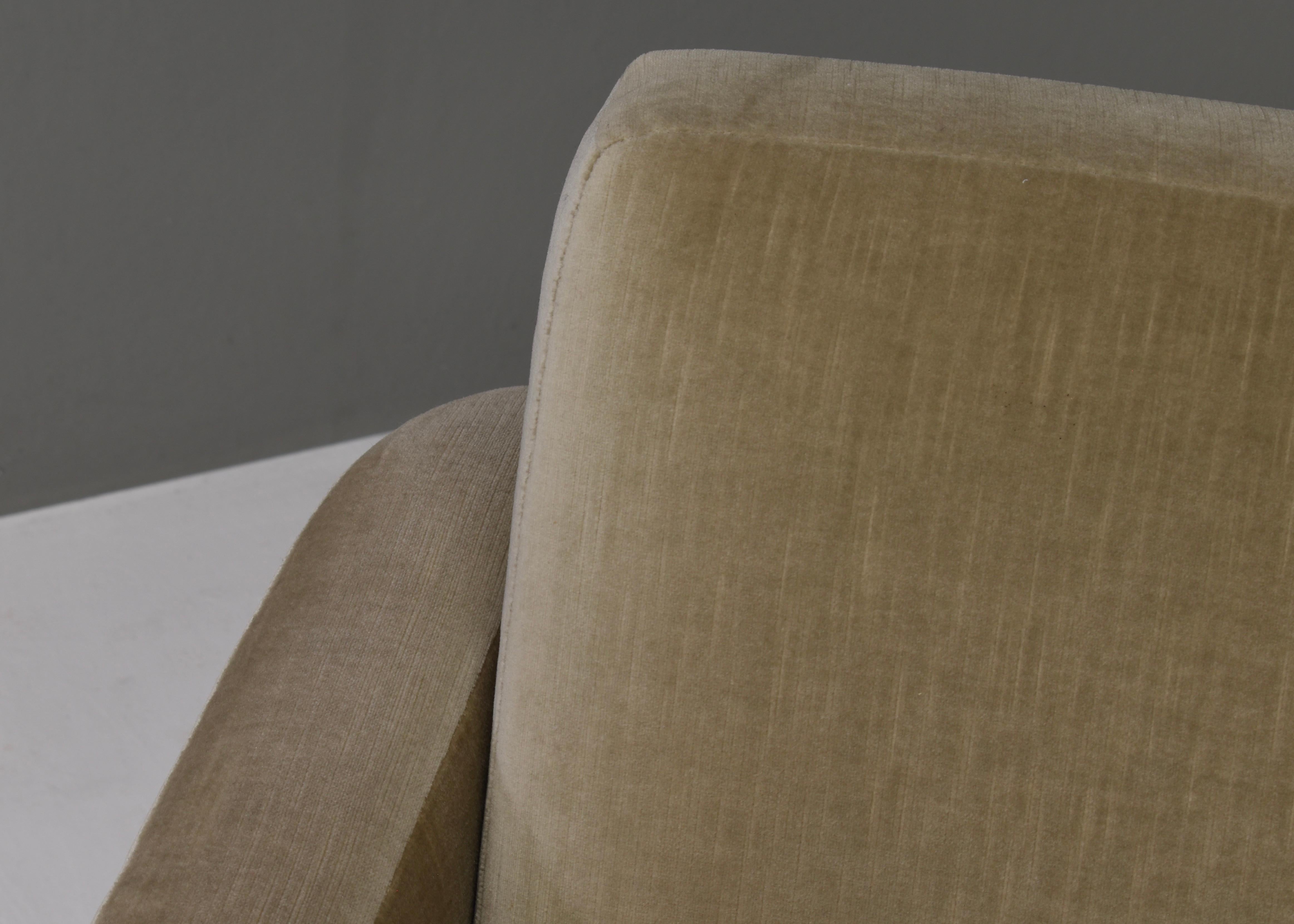 Scandinavian Curved Sofa and Armchair in Original Mohair, Denmark, circa 1950 13