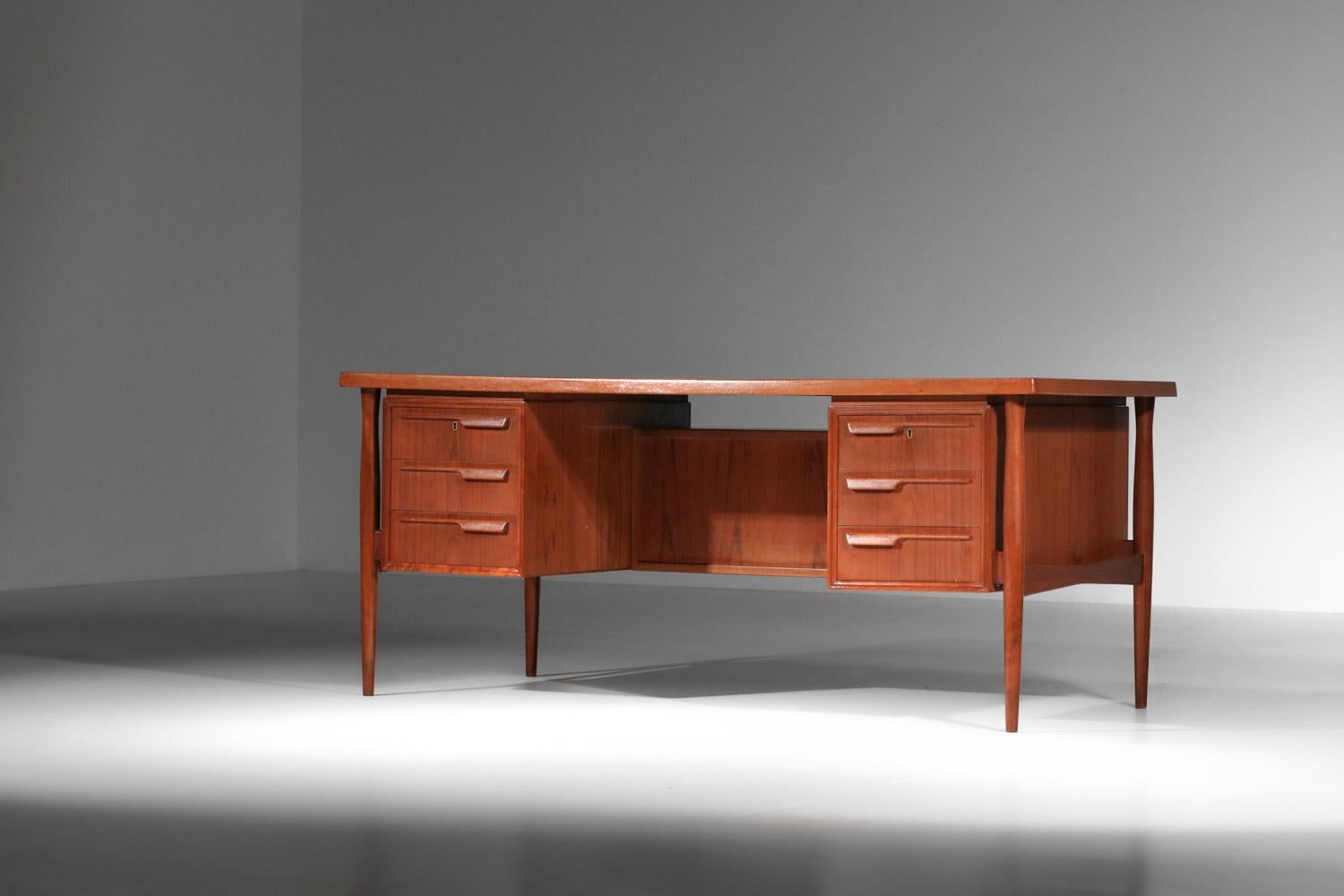 Mid-Century moderno Scrivania scandinava danese in teak in vendita