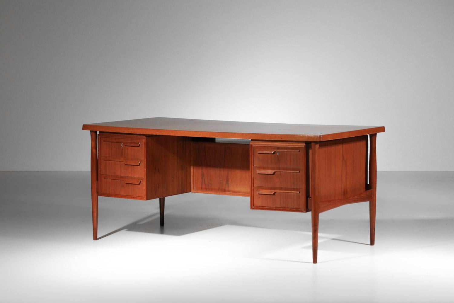 Metà XX secolo Scrivania scandinava danese in teak in vendita