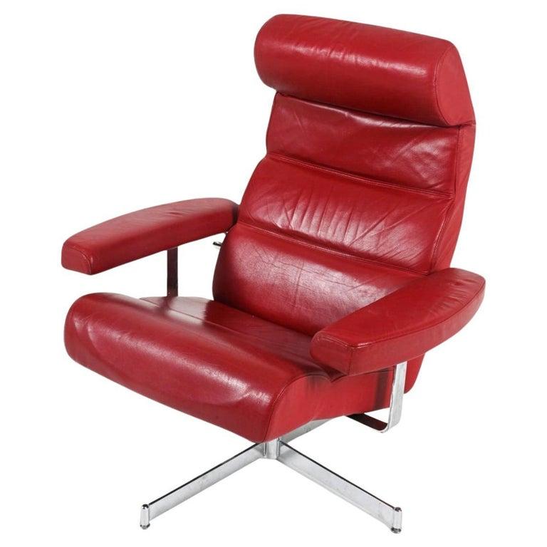 The Modern Scandinavian Danish Modern Sessel aus Chrom und rotem Leder. Hat leuchtend rotes Leder mit großen Armlehnen, die auf einem verchromten Drehfuß sitzen. Der Stuhl hat einen Griff zum Verstellen der Rückenlehne. Ende des 20. Jahrhunderts.