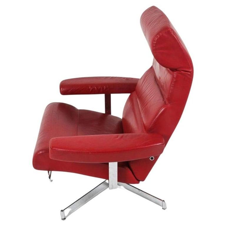 Skandinavischer dänischer moderner Loungesessel aus Chrom und rotem Leder (Skandinavische Moderne) im Angebot