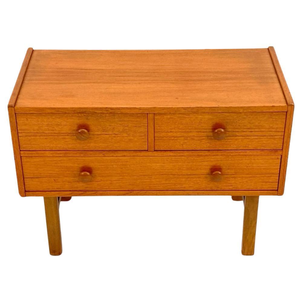 Scandinavian danish modern Piccola cassettiera a 3 cassetti in teak del 1960 circa con pomelli intagliati in teak. Tutti i cassetti sono rivestiti in feltro e hanno incastri a coda di rondine. Situato a Brooklyn NYC.

Dimensioni: H. H. x L. 28