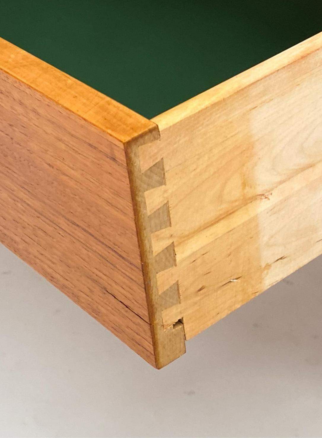 Danese Comò moderno scandinavo danese in teak a 3 cassetti in vendita