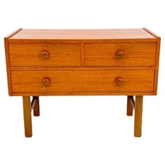 Petite commode scandinave moderne danoise en teck à 3 tiroirs